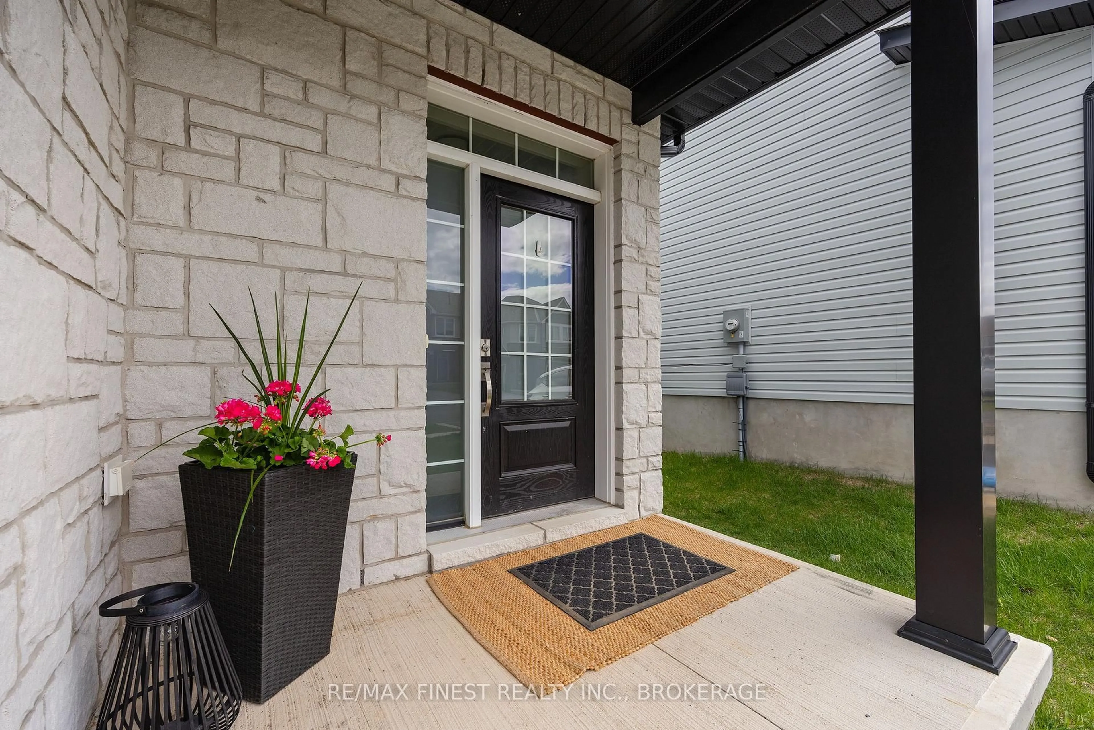 Indoor entryway for 1417 Summer St, Kingston Ontario K7K 0H9