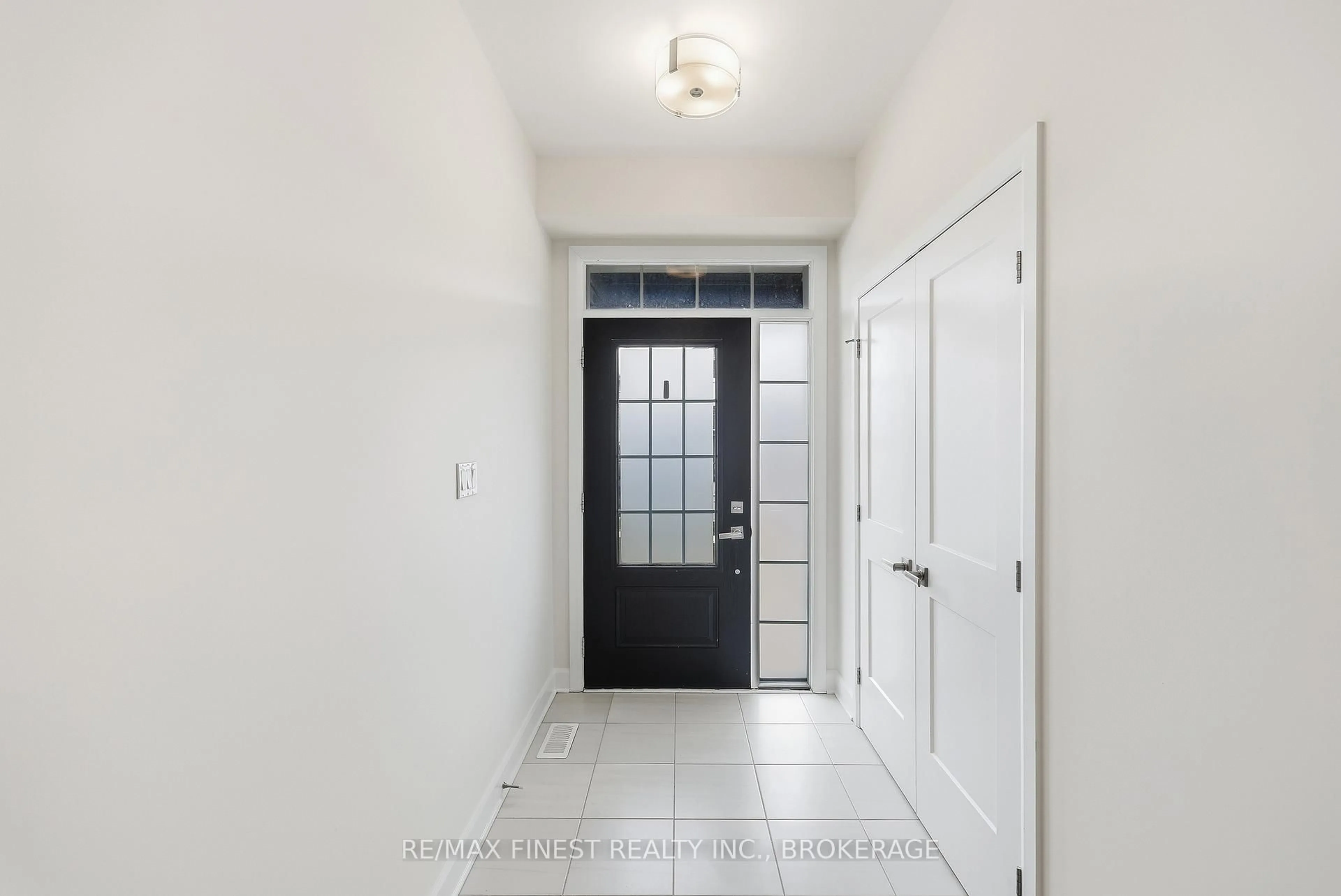 Indoor entryway for 1417 Summer St, Kingston Ontario K7K 0H9
