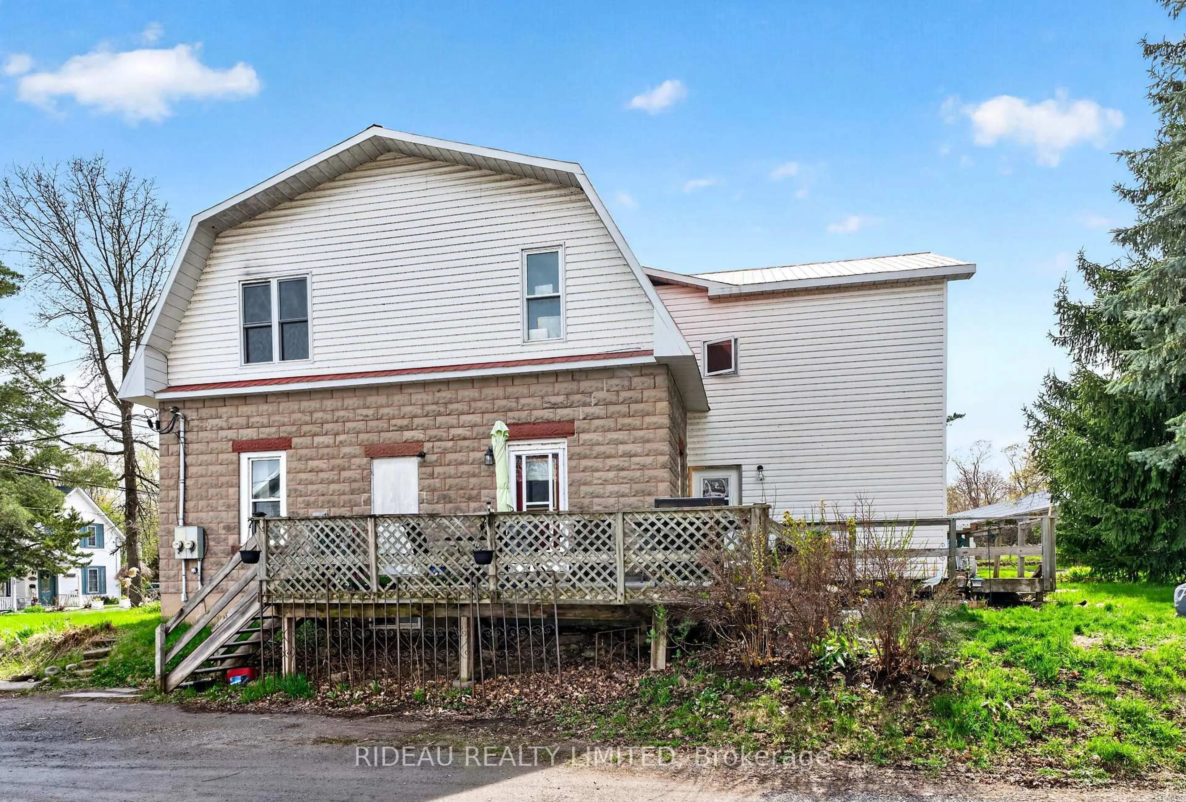 Home with vinyl exterior material, building for 24 Rideau St, Westport Ontario K0G 1X0