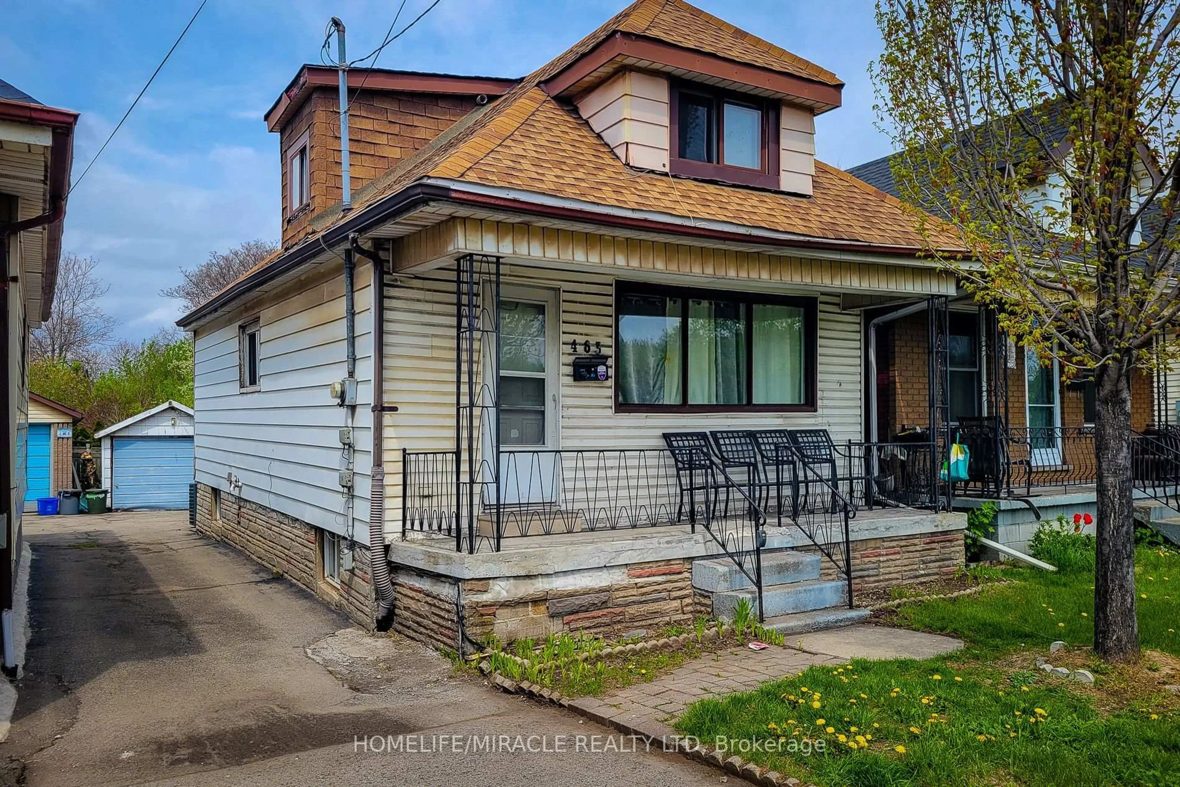 Home with vinyl exterior material, street for 463 Wellington St, Hamilton Ontario L8L 5B4