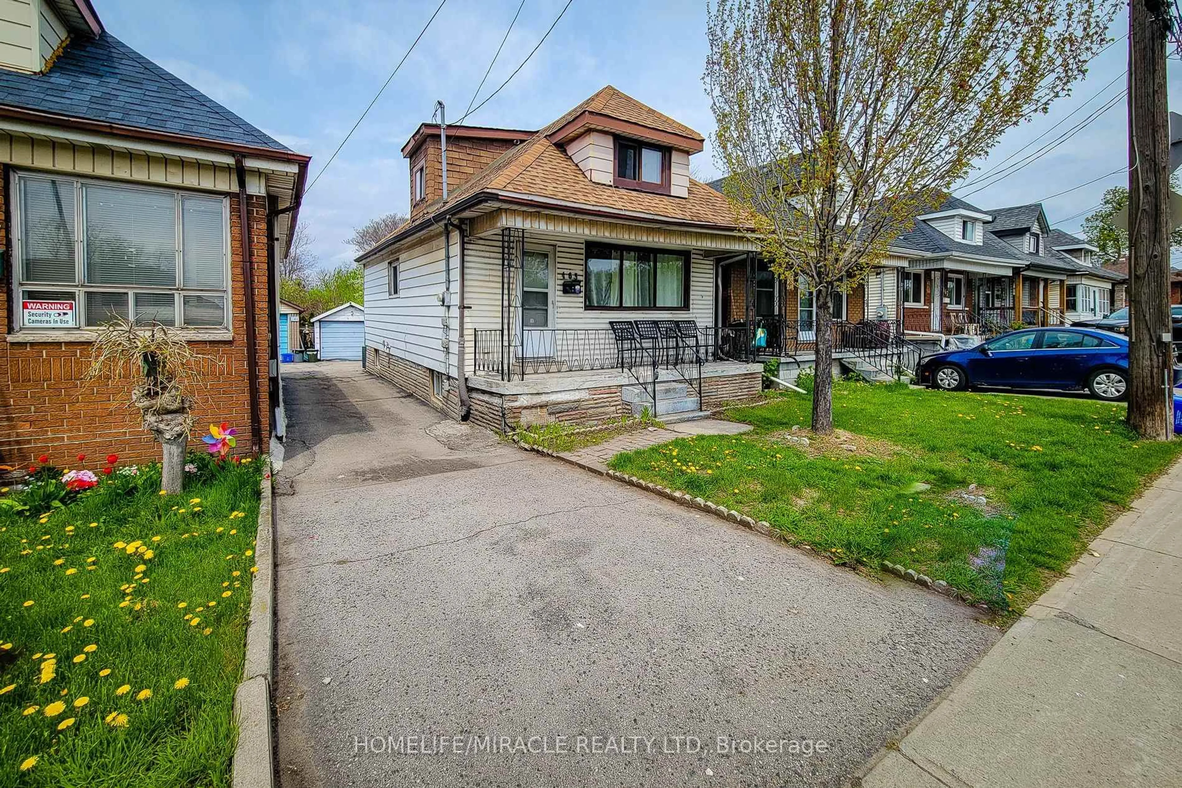 A pic from outside/outdoor area/front of a property/back of a property/a pic from drone, street for 463 Wellington St, Hamilton Ontario L8L 5B4