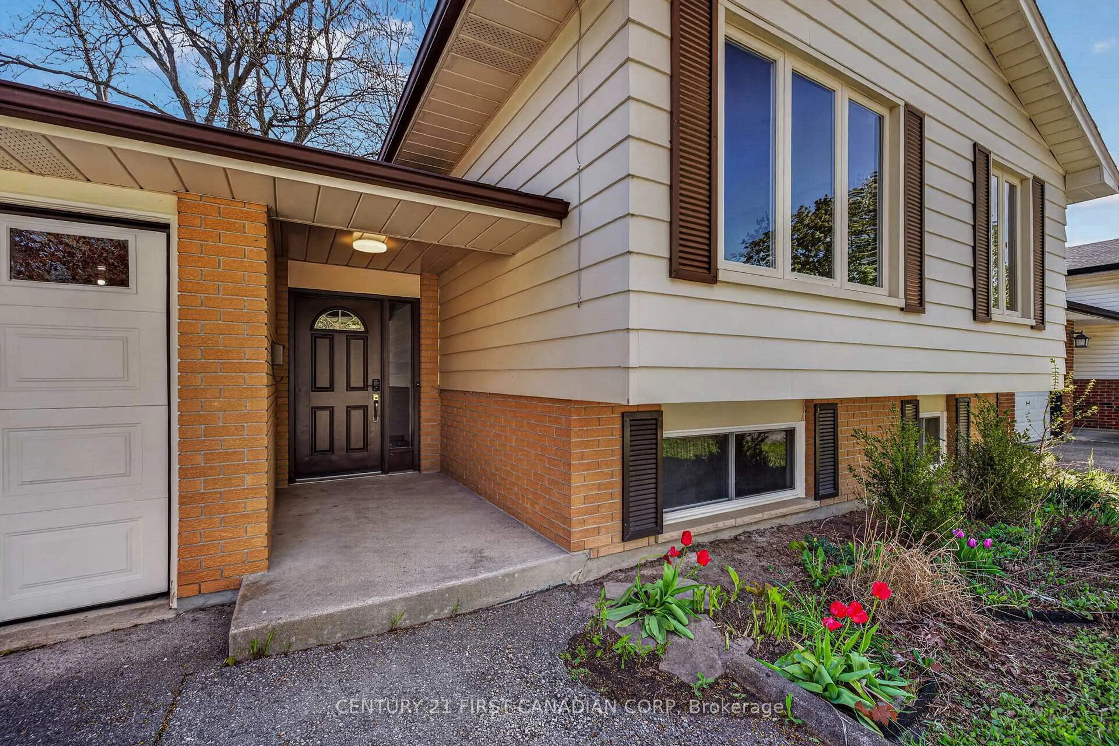 Indoor entryway for 320 Blue Forest Dr, London North Ontario N6G 3K3