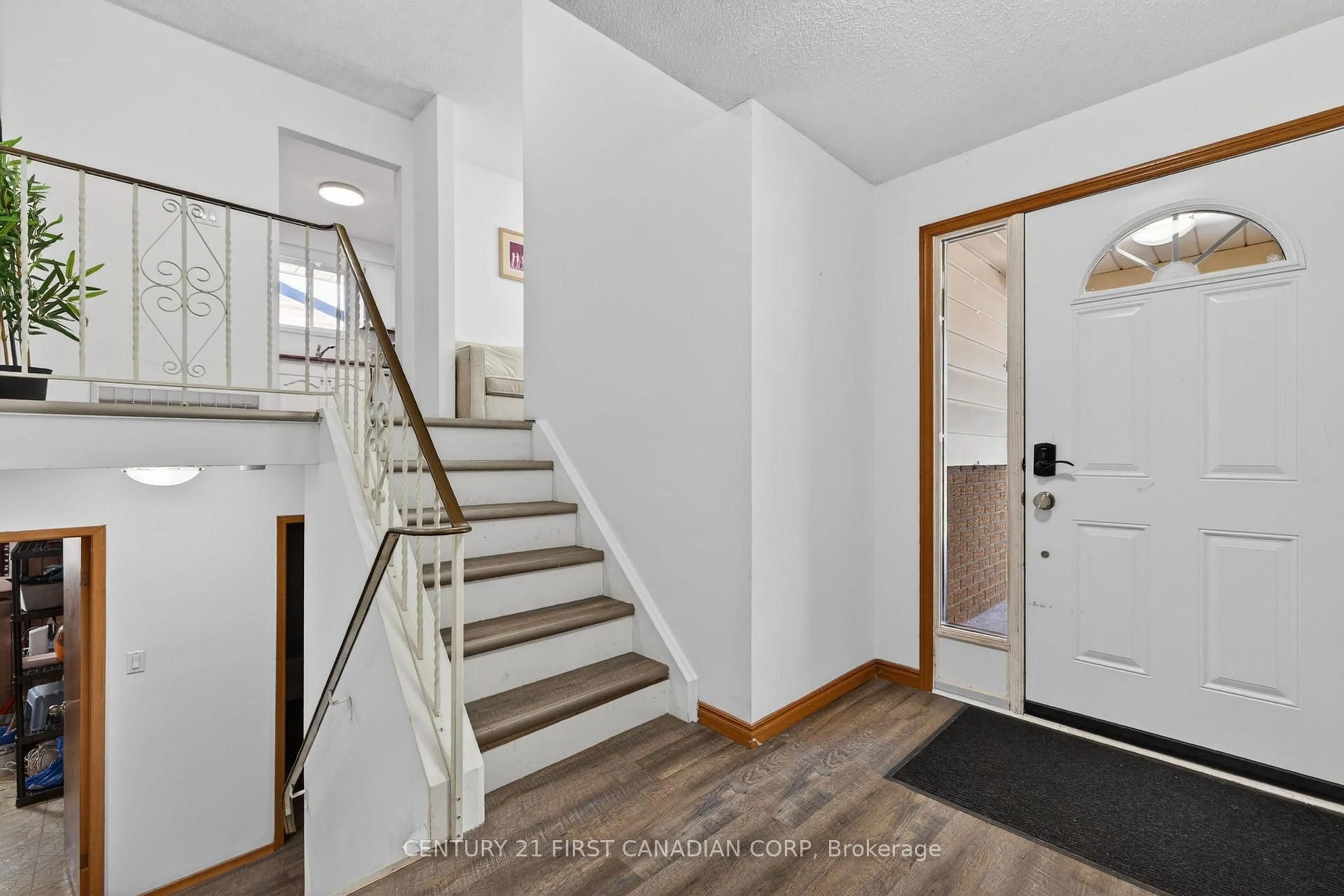 Indoor entryway for 320 Blue Forest Dr, London North Ontario N6G 3K3