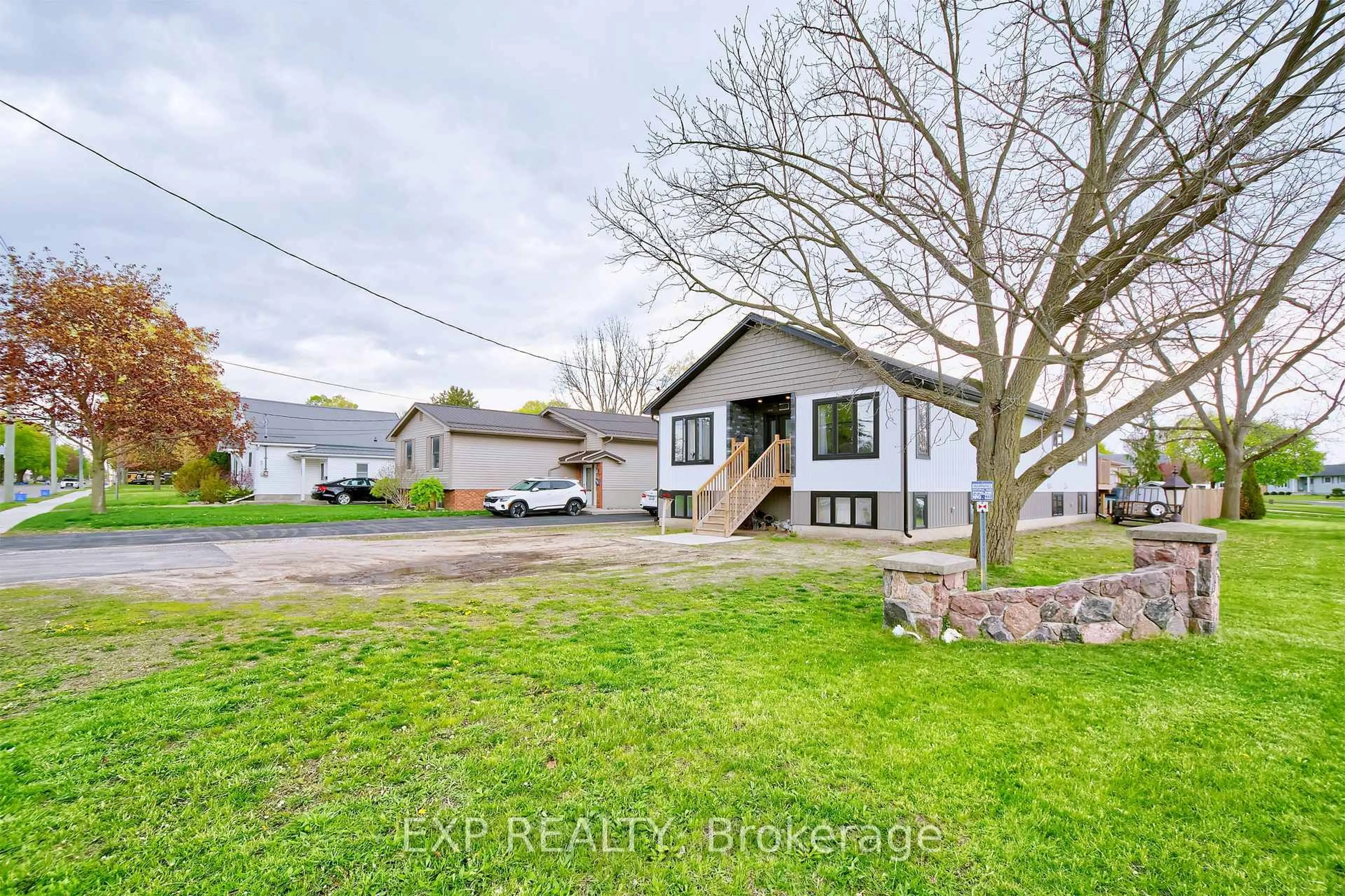 A pic from outside/outdoor area/front of a property/back of a property/a pic from drone, street for 313 John St, Aylmer Ontario N5H 2C9
