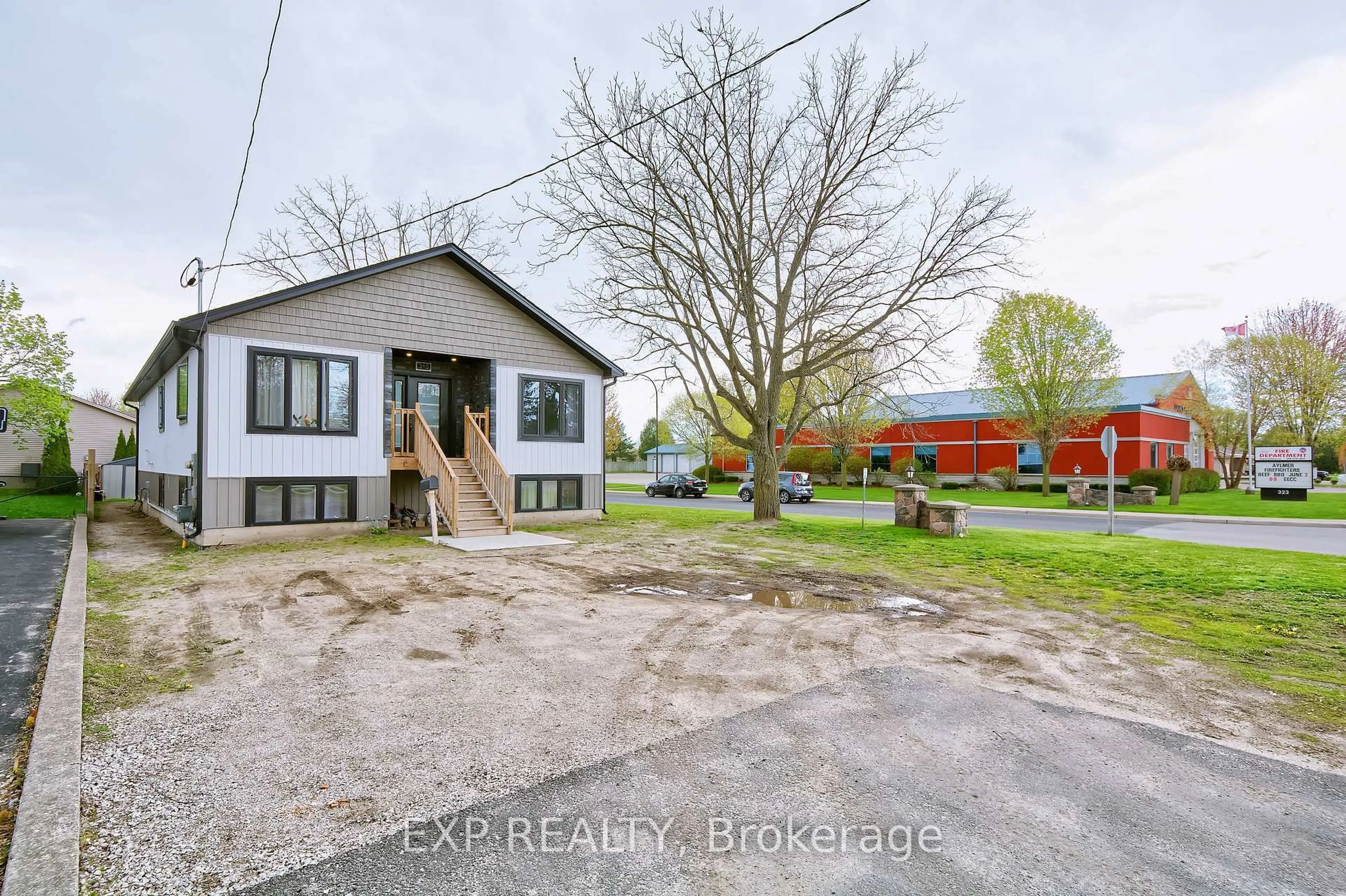 A pic from outside/outdoor area/front of a property/back of a property/a pic from drone, street for 313 John St, Aylmer Ontario N5H 2C9