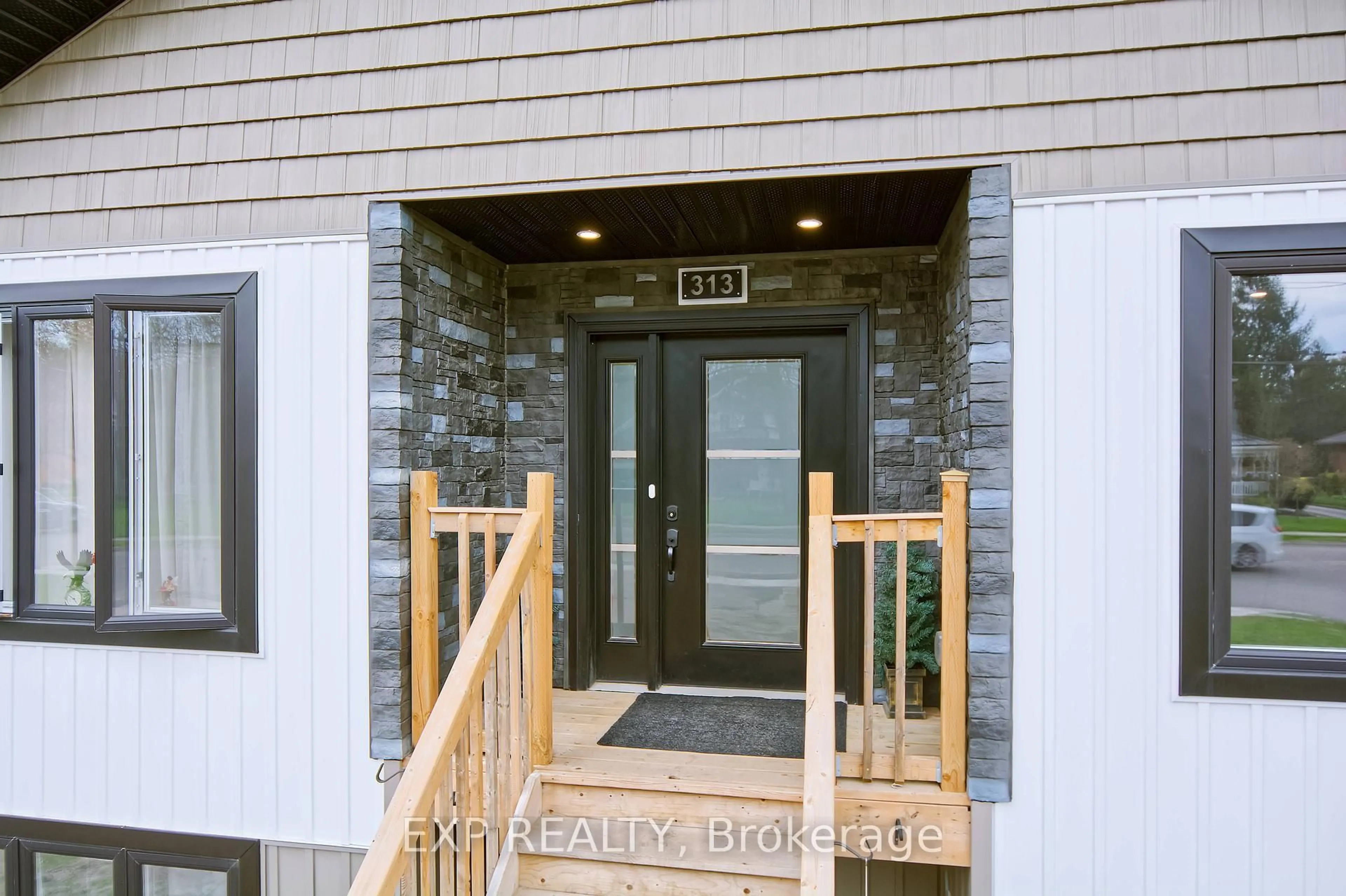 Indoor entryway for 313 John St, Aylmer Ontario N5H 2C9