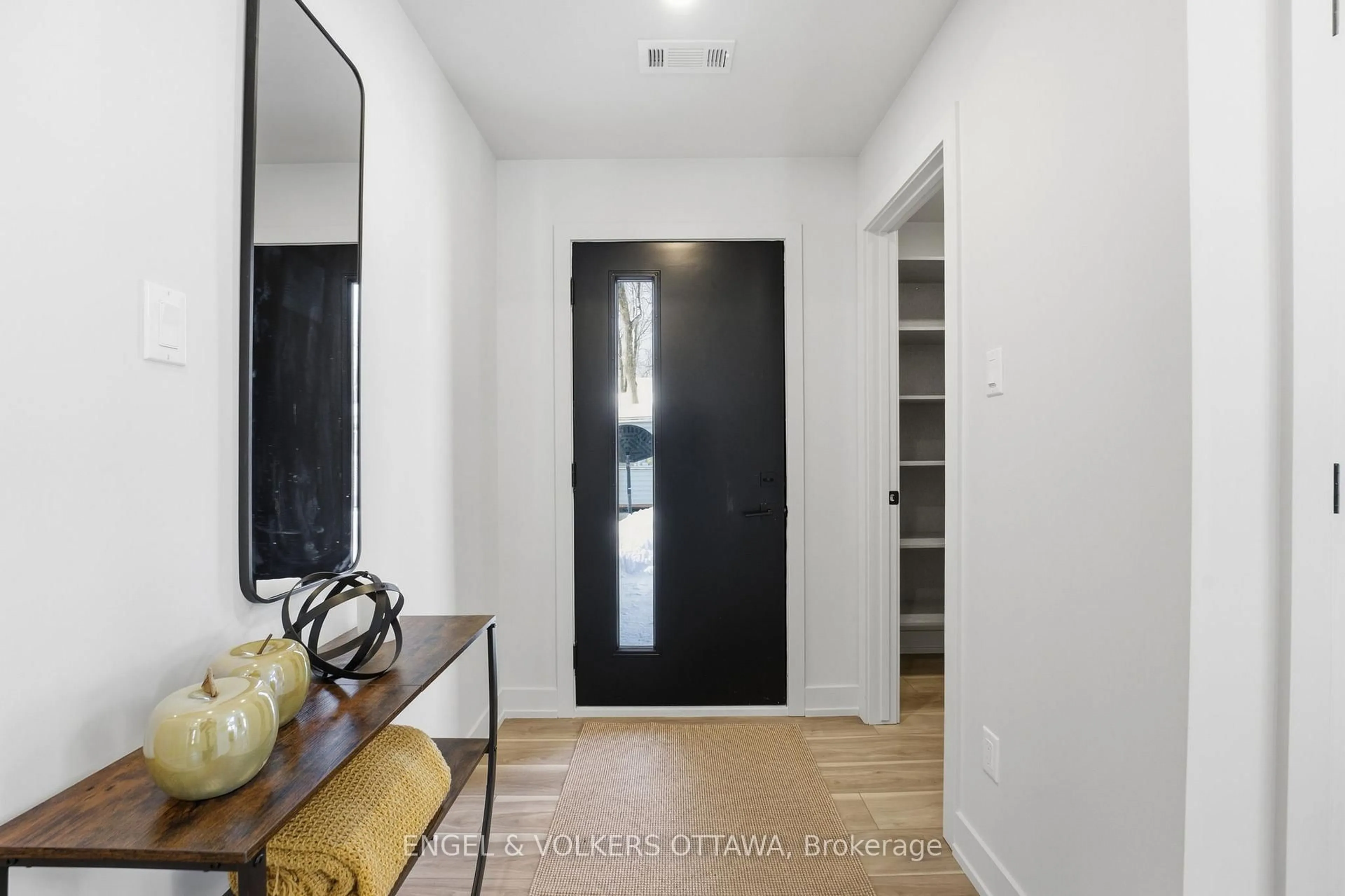 Indoor entryway for 557 Bayview Dr, Ottawa Ontario K0A 3M0