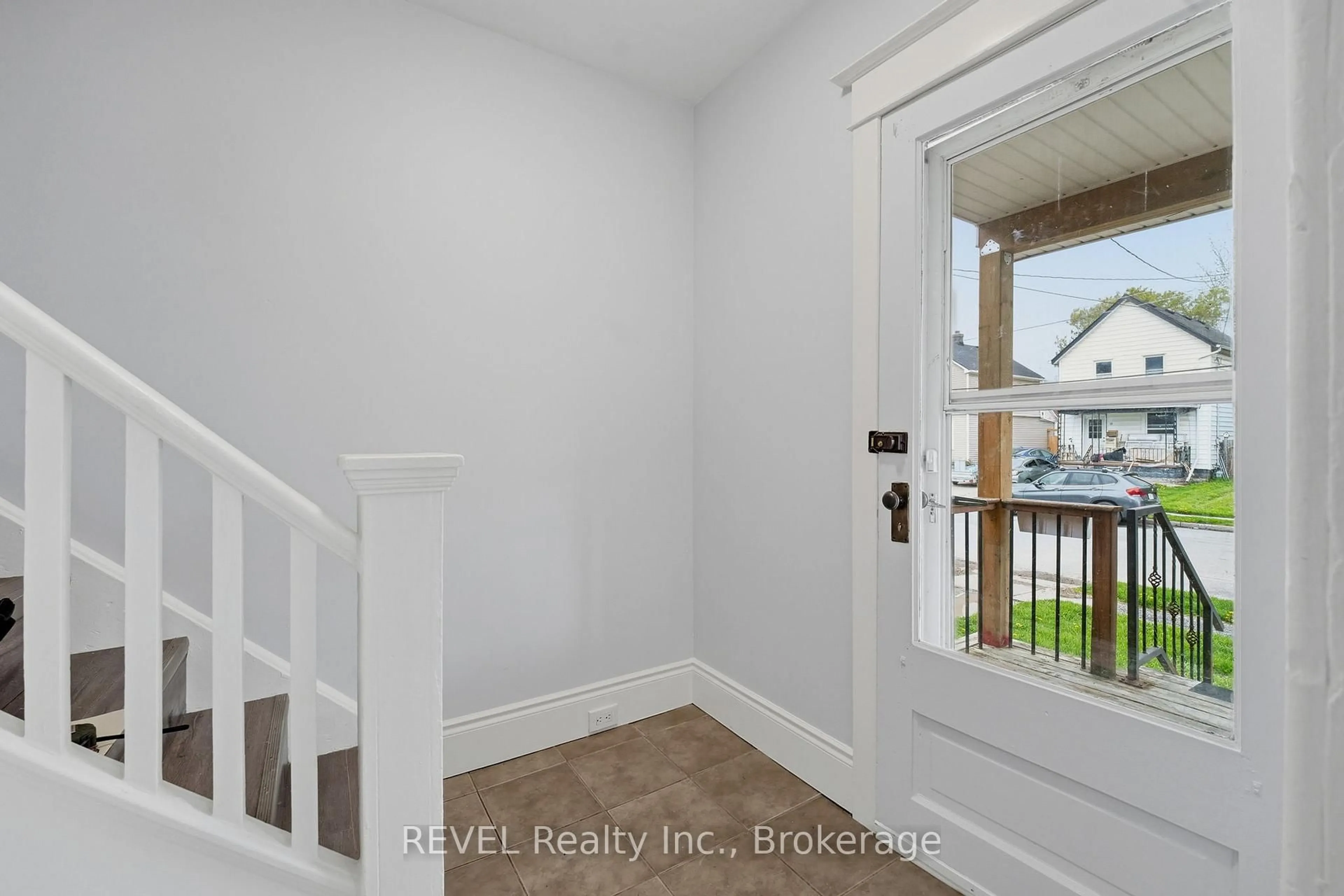 Indoor entryway for 19 Victoria St, Welland Ontario L3B 4L6