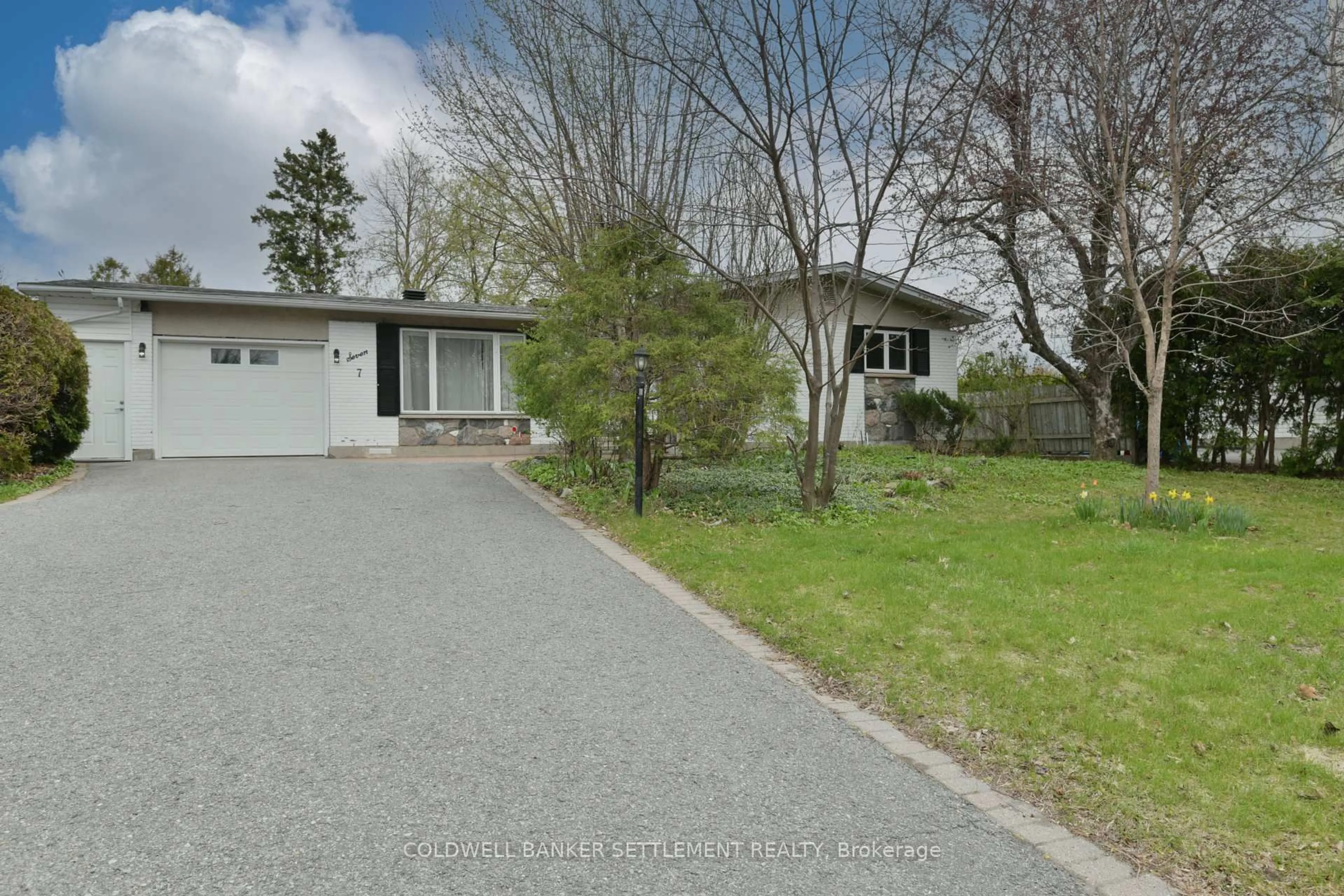 A pic from outside/outdoor area/front of a property/back of a property/a pic from drone, street for 7 Parker Ave, Ottawa Ontario K2G 3A5