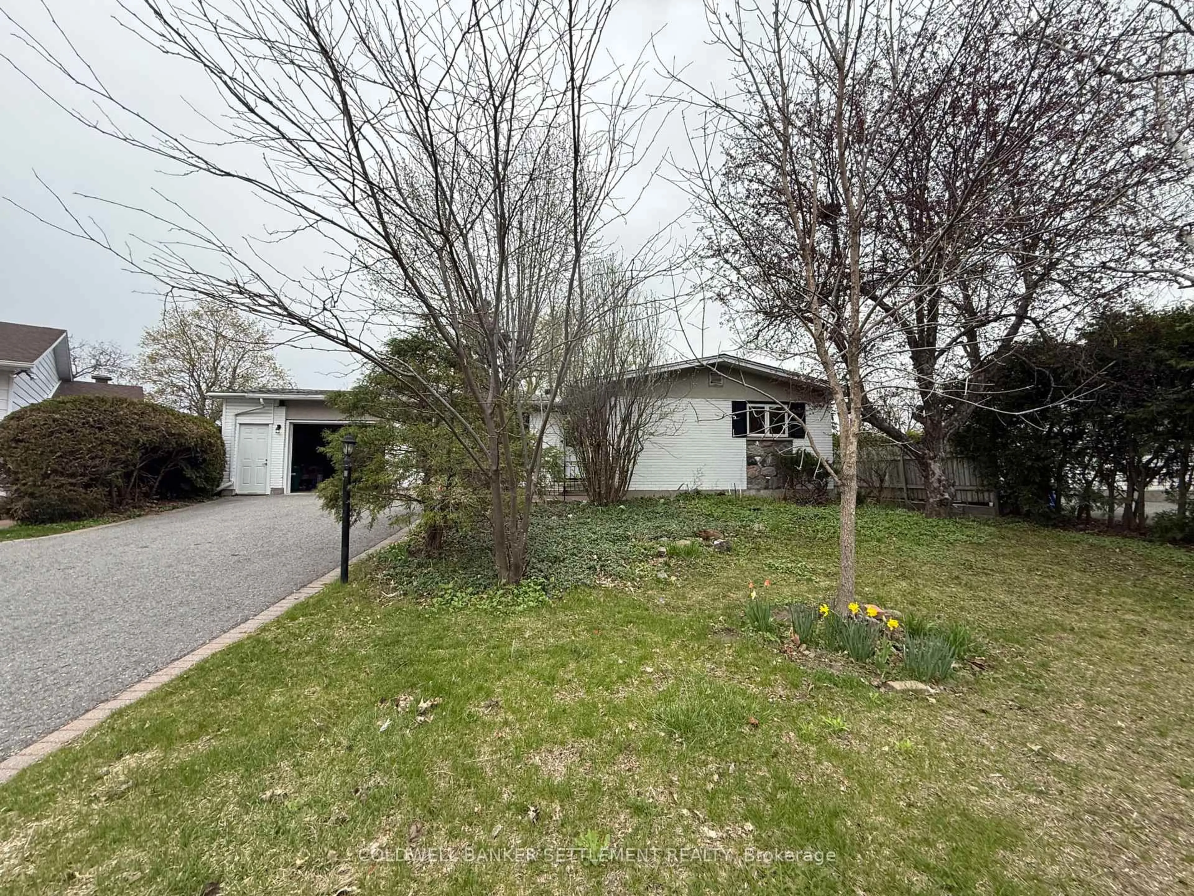 A pic from outside/outdoor area/front of a property/back of a property/a pic from drone, street for 7 Parker Ave, Ottawa Ontario K2G 3A5