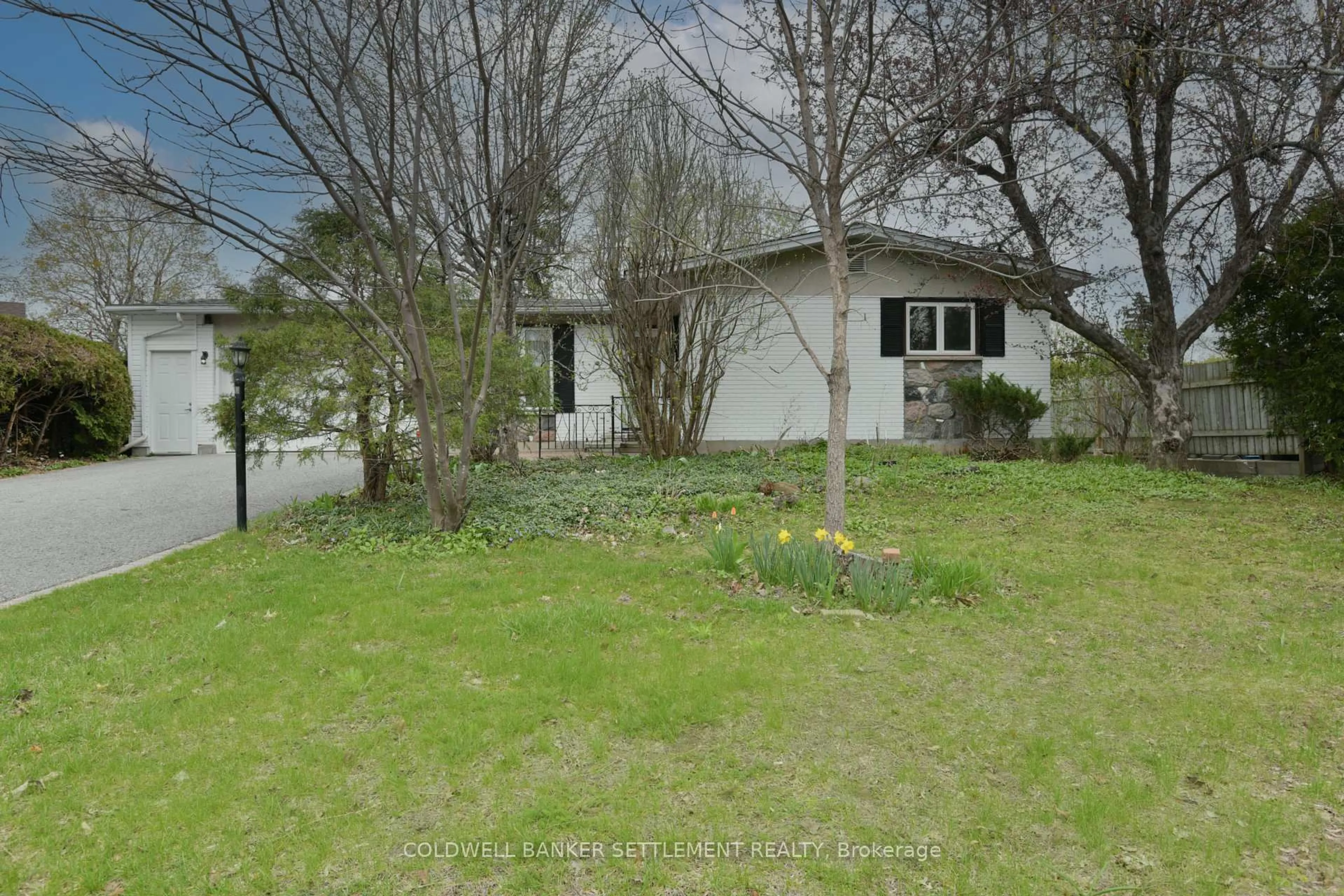 A pic from outside/outdoor area/front of a property/back of a property/a pic from drone, street for 7 Parker Ave, Ottawa Ontario K2G 3A5