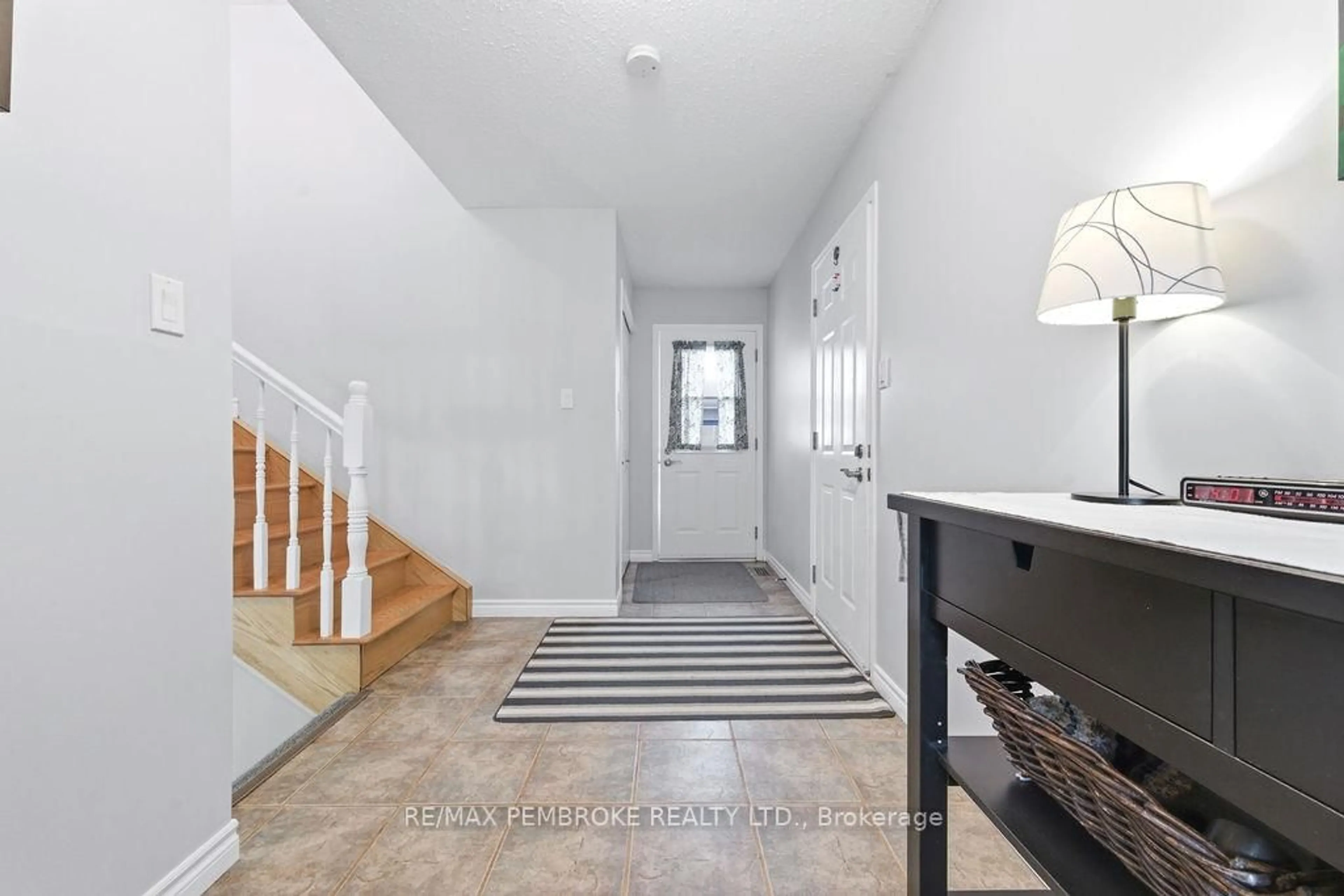 Indoor entryway for 61 Woodland Cres, Petawawa Ontario K8H 3L9