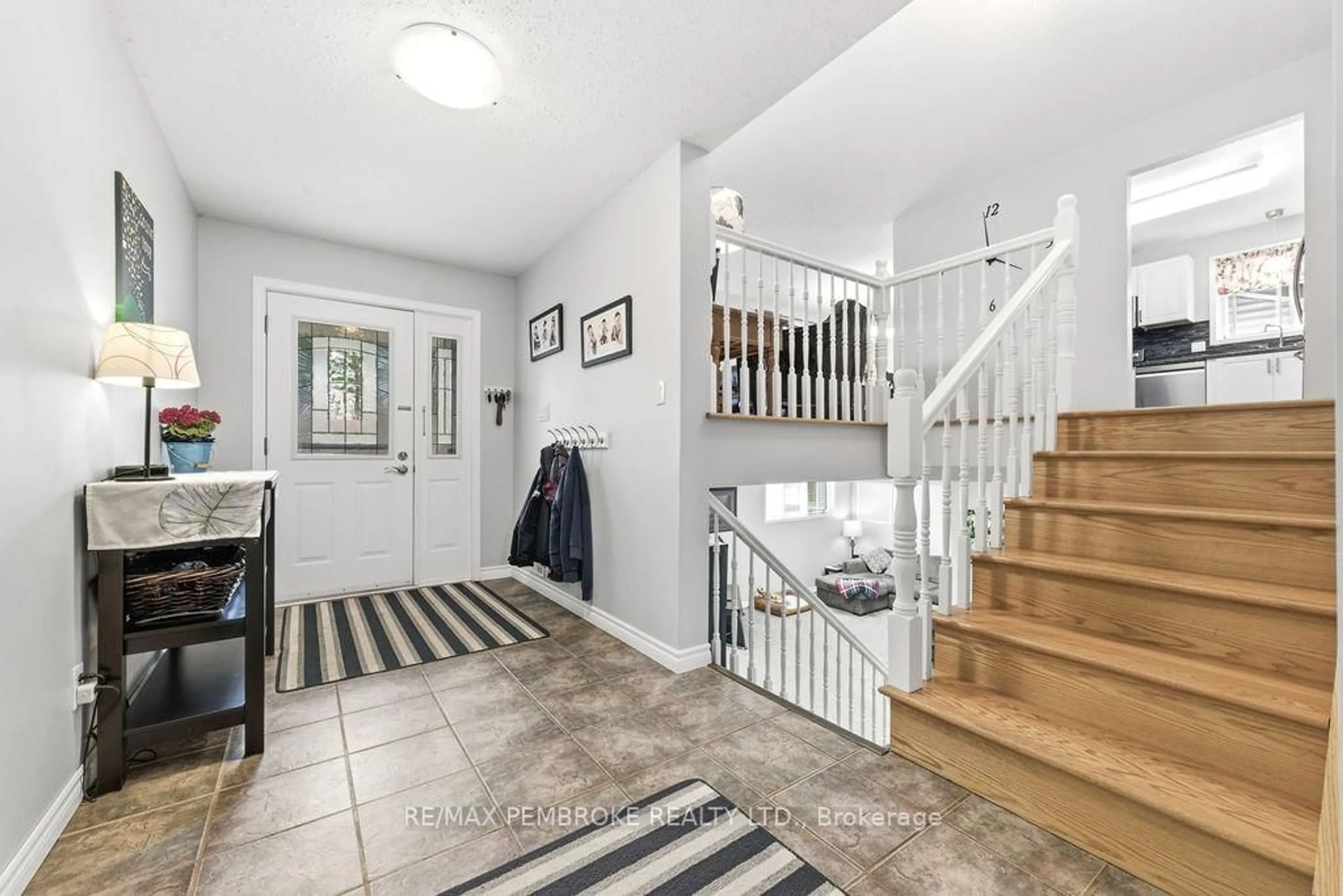 Indoor entryway for 61 Woodland Cres, Petawawa Ontario K8H 3L9