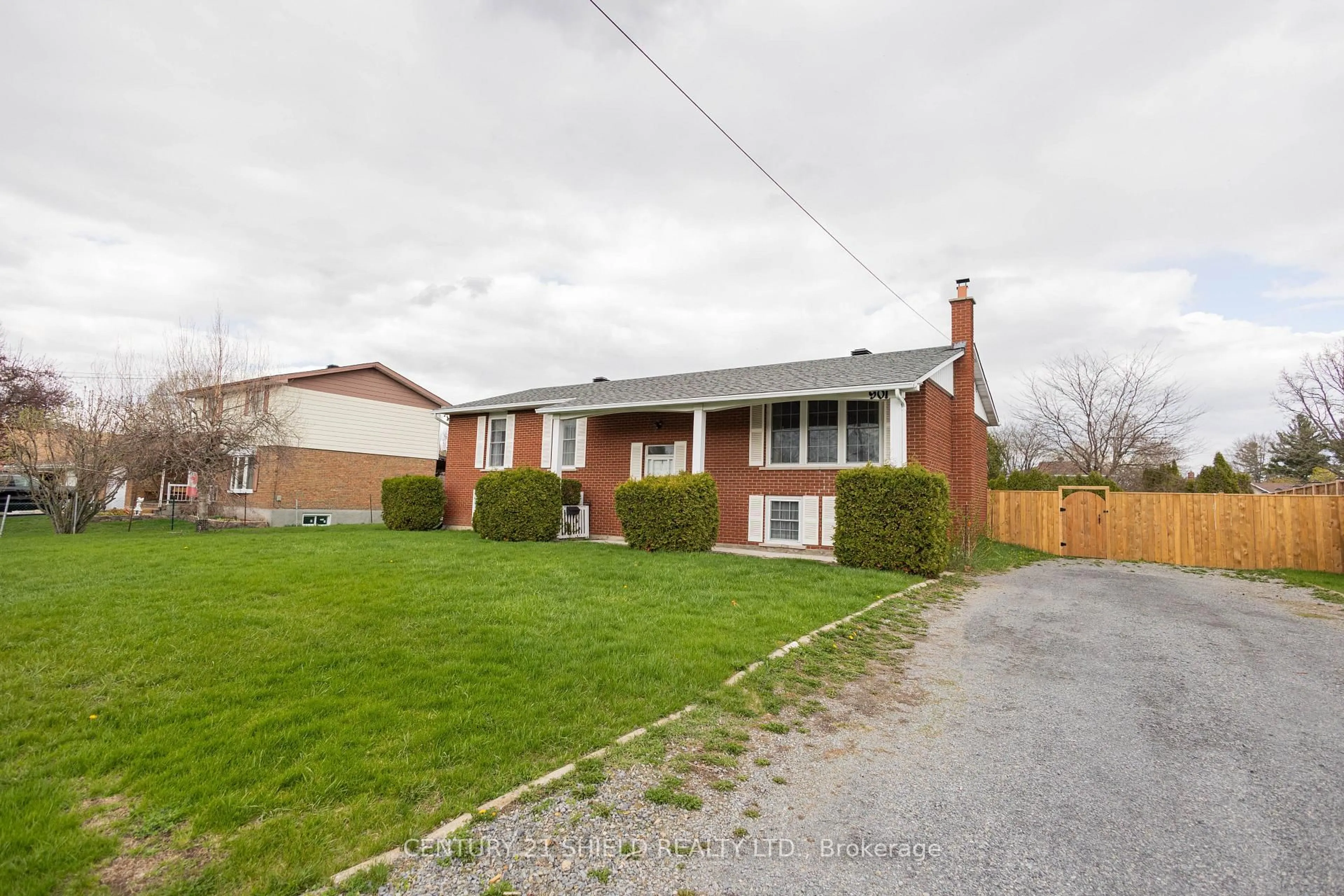 Unknown for 901 Laflin St, Cornwall Ontario K6J 5J3