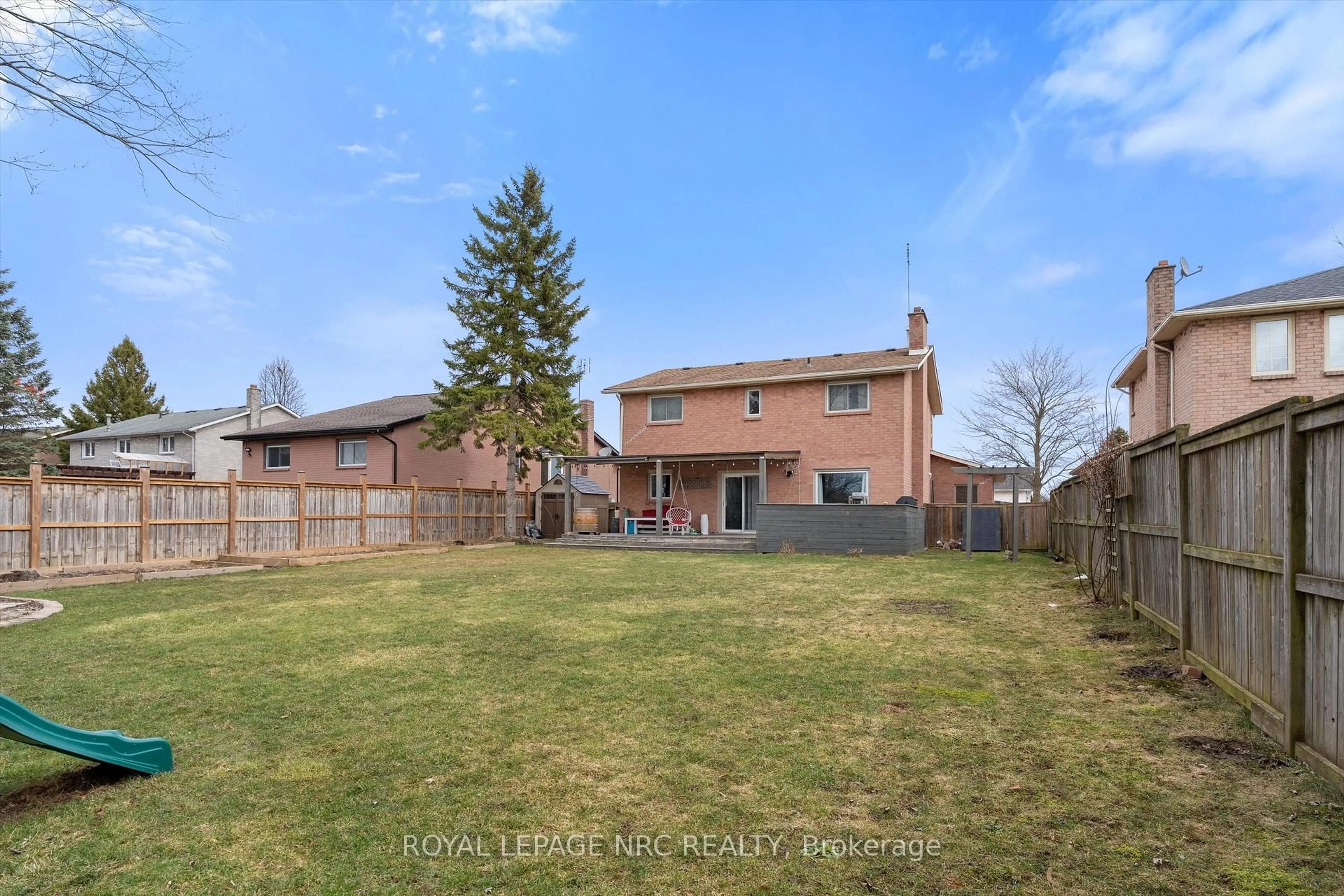 A pic from outside/outdoor area/front of a property/back of a property/a pic from drone, unknown for 51 Briarsdale Cres, Welland Ontario L3C 6S7