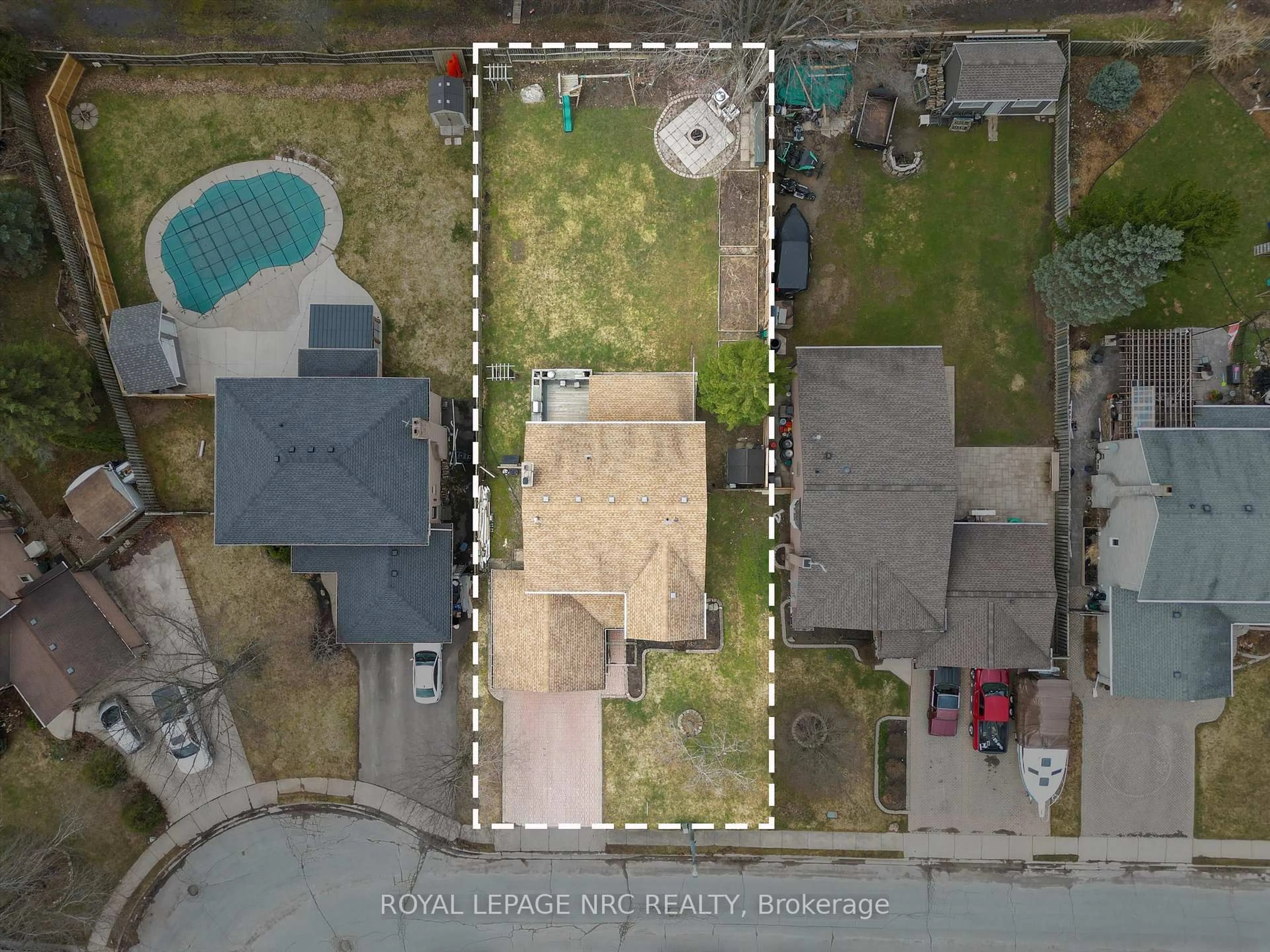 A pic from outside/outdoor area/front of a property/back of a property/a pic from drone, street for 51 Briarsdale Cres, Welland Ontario L3C 6S7