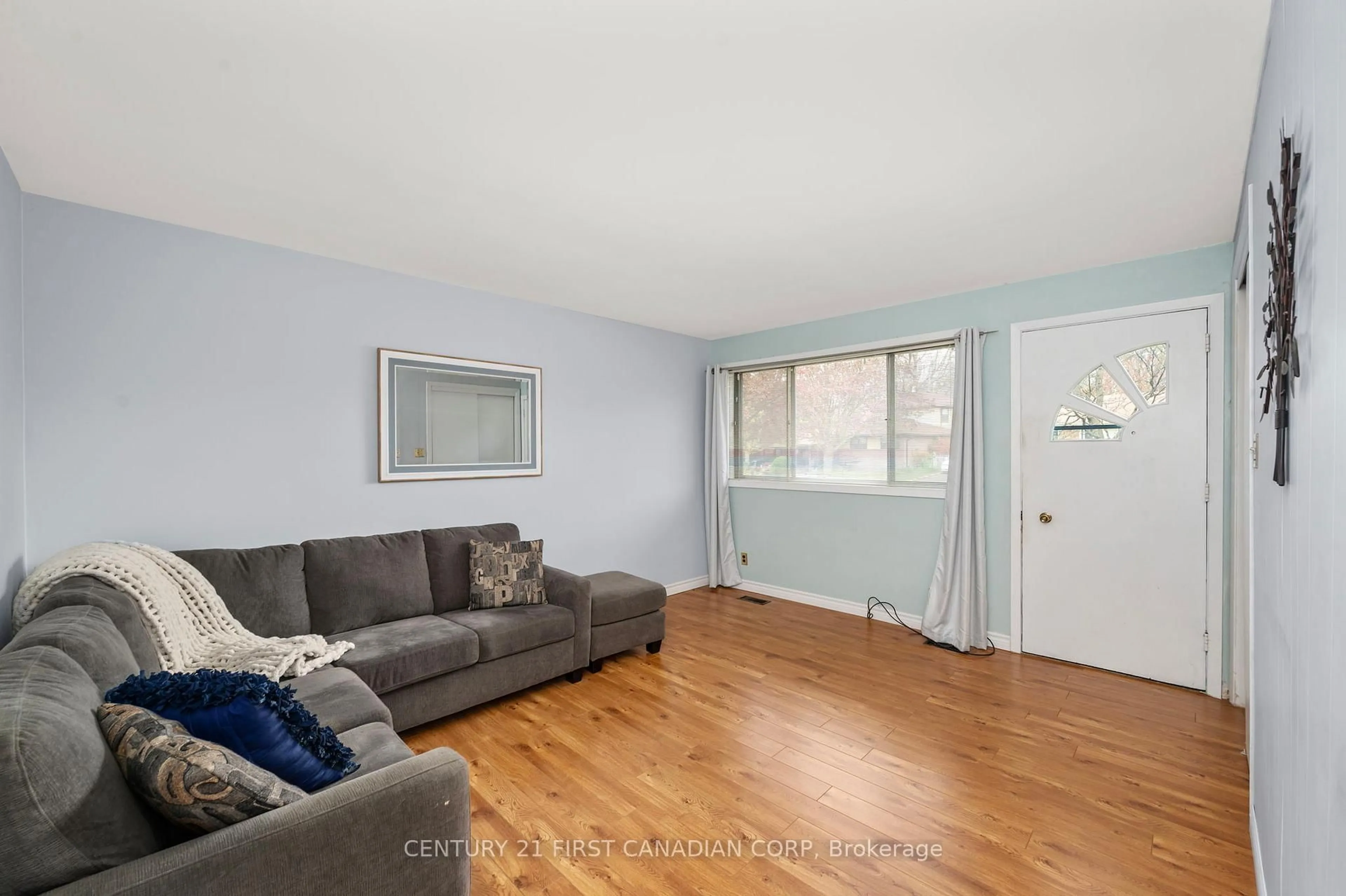 Living room with furniture, unknown for 33 Strathcona Dr, London East Ontario N5W 1P7