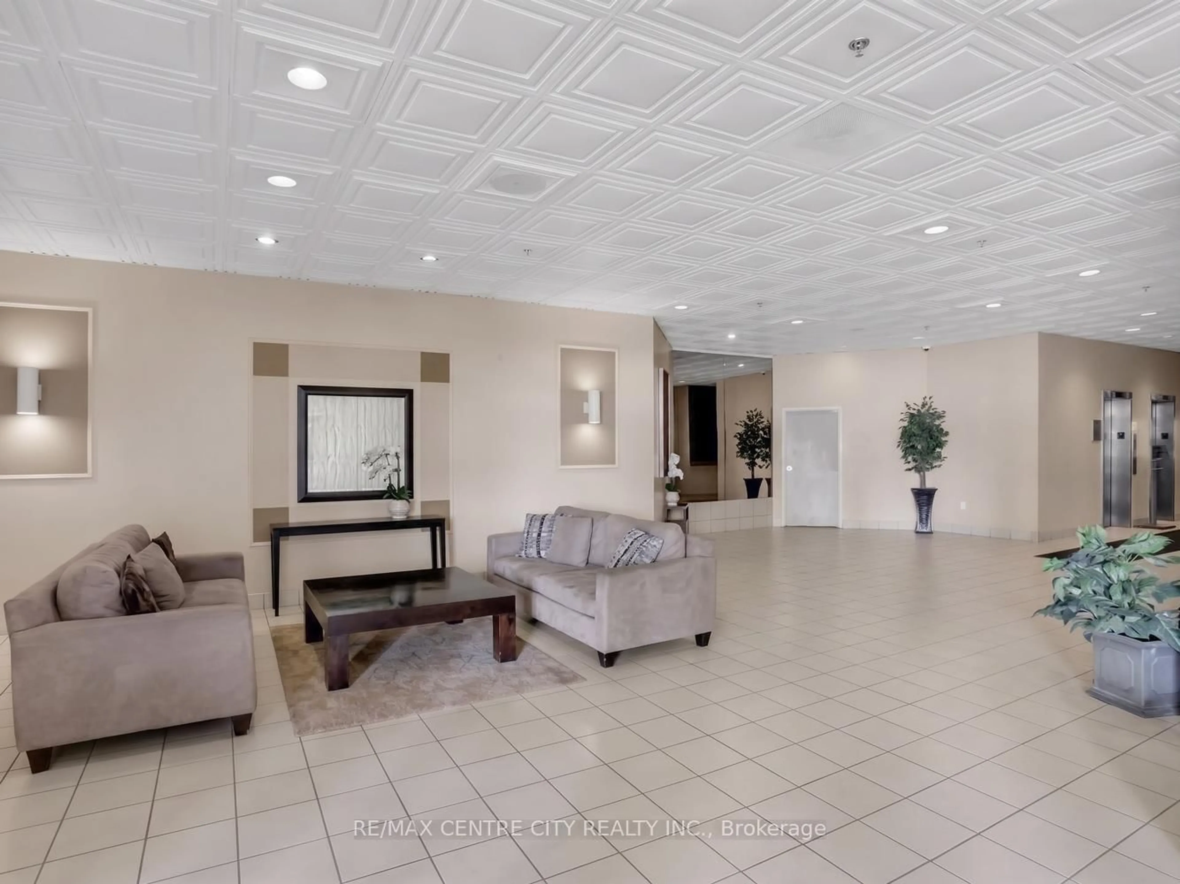 Lobby for 380 King St #1606, London East Ontario N6B 3L6