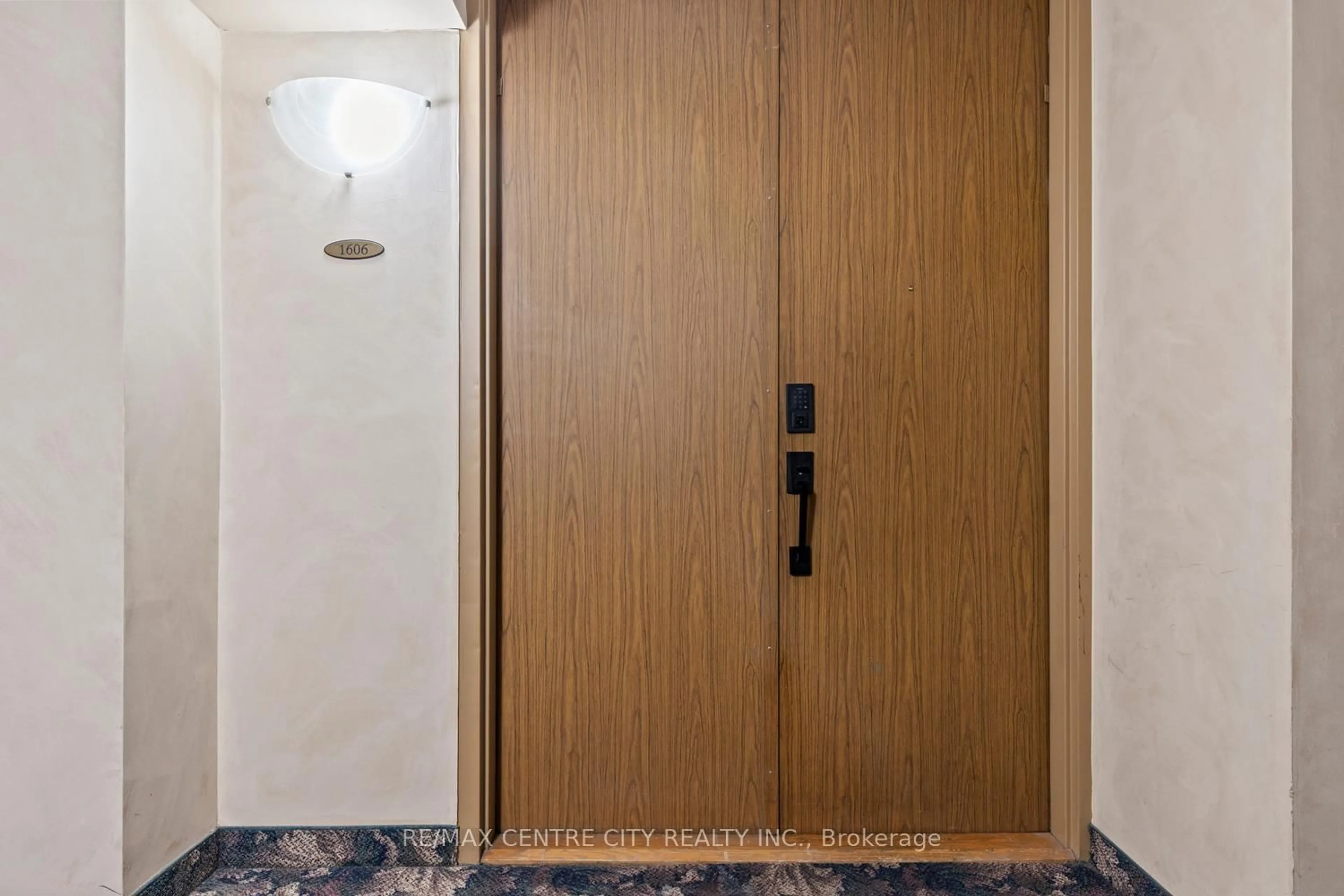 Indoor foyer for 380 King St #1606, London East Ontario N6B 3L6