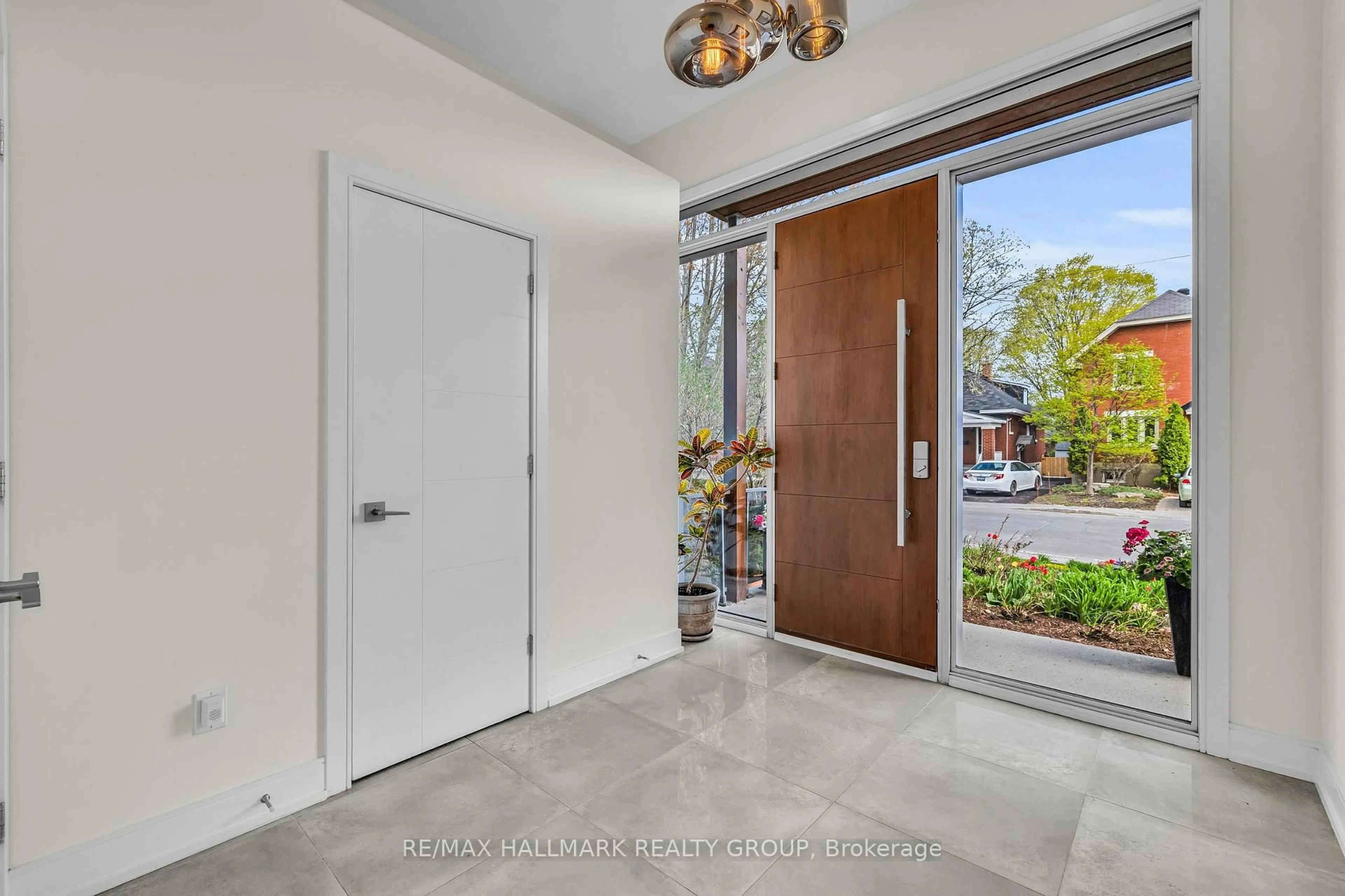Indoor entryway for 92 Grange Ave, Ottawa Ontario K1Y 0N9