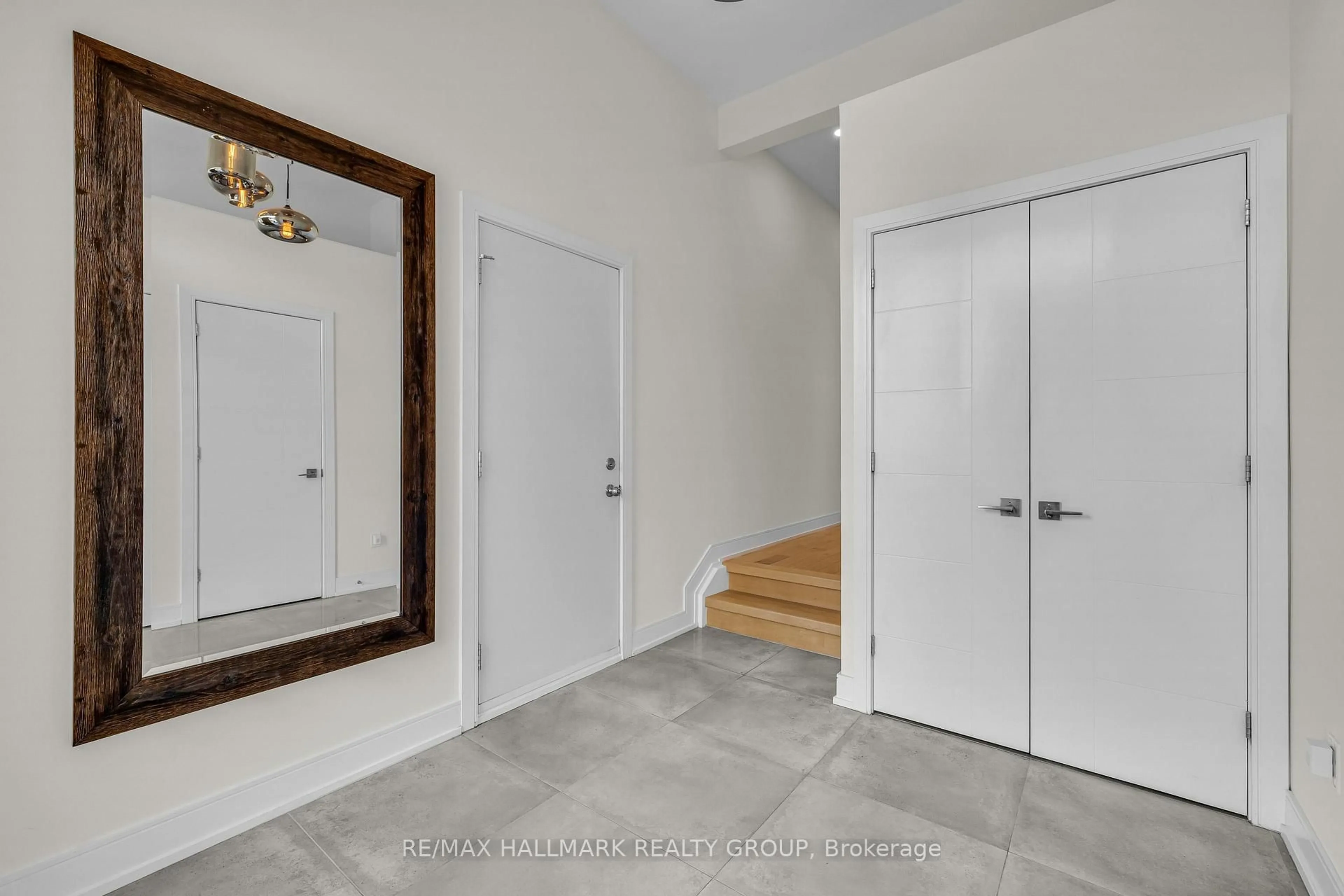 Indoor entryway for 92 Grange Ave, Ottawa Ontario K1Y 0N9