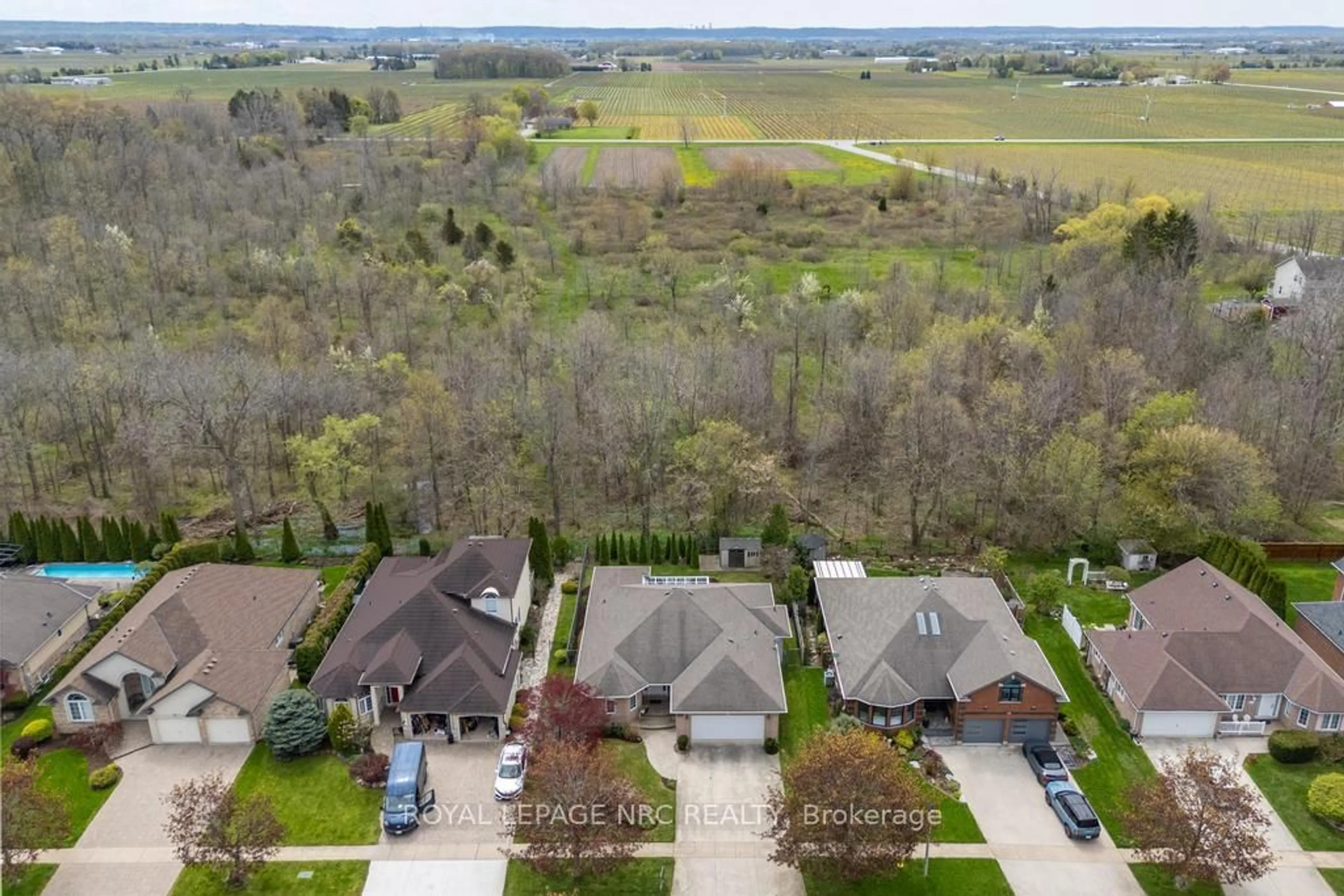 A pic from outside/outdoor area/front of a property/back of a property/a pic from drone, water/lake/river/ocean view for 18 Harmony Dr, Niagara-on-the-Lake Ontario L0S 1J0