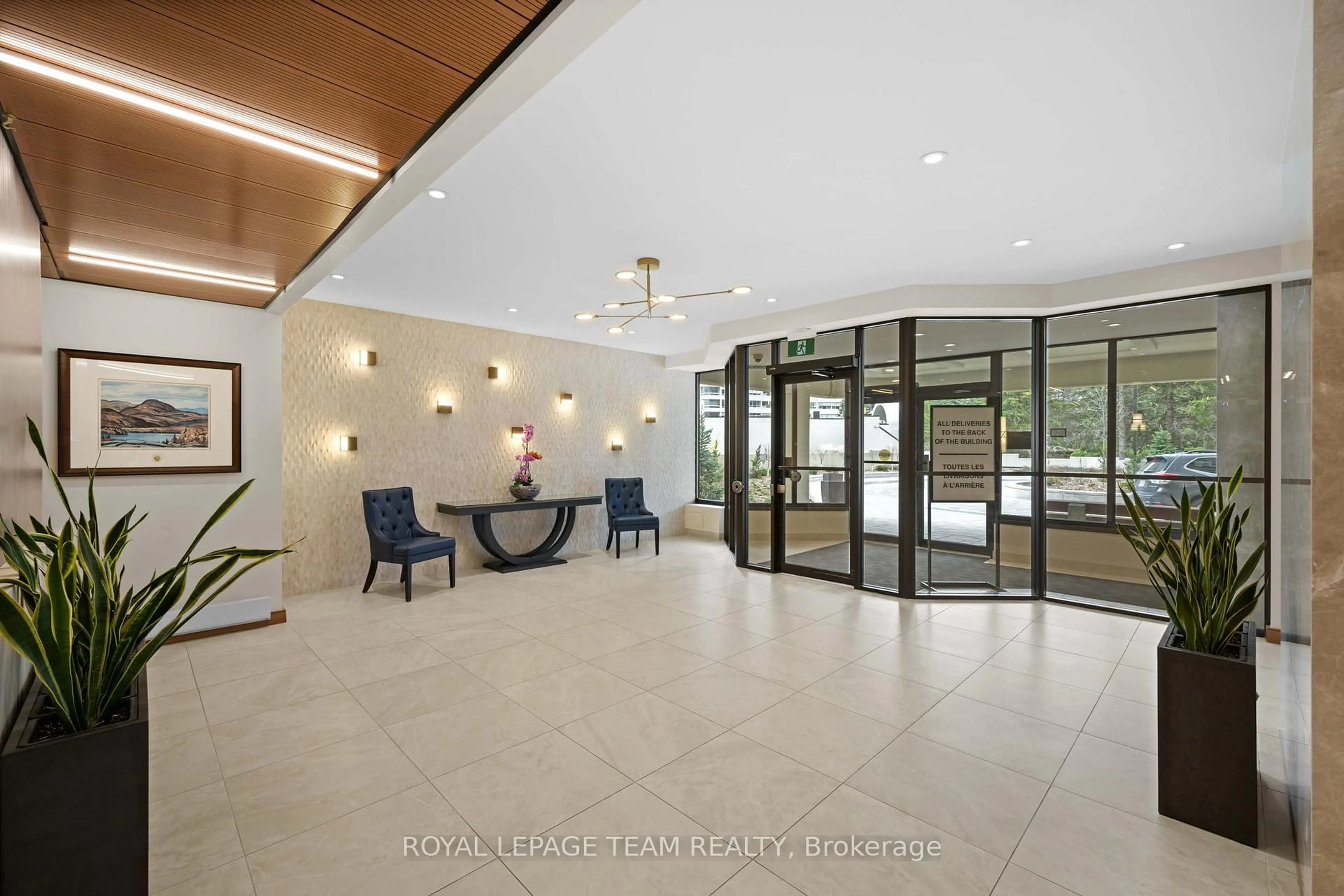 Indoor foyer for 1500 Riverside Dr #1507, Ottawa Ontario K1G 4J4
