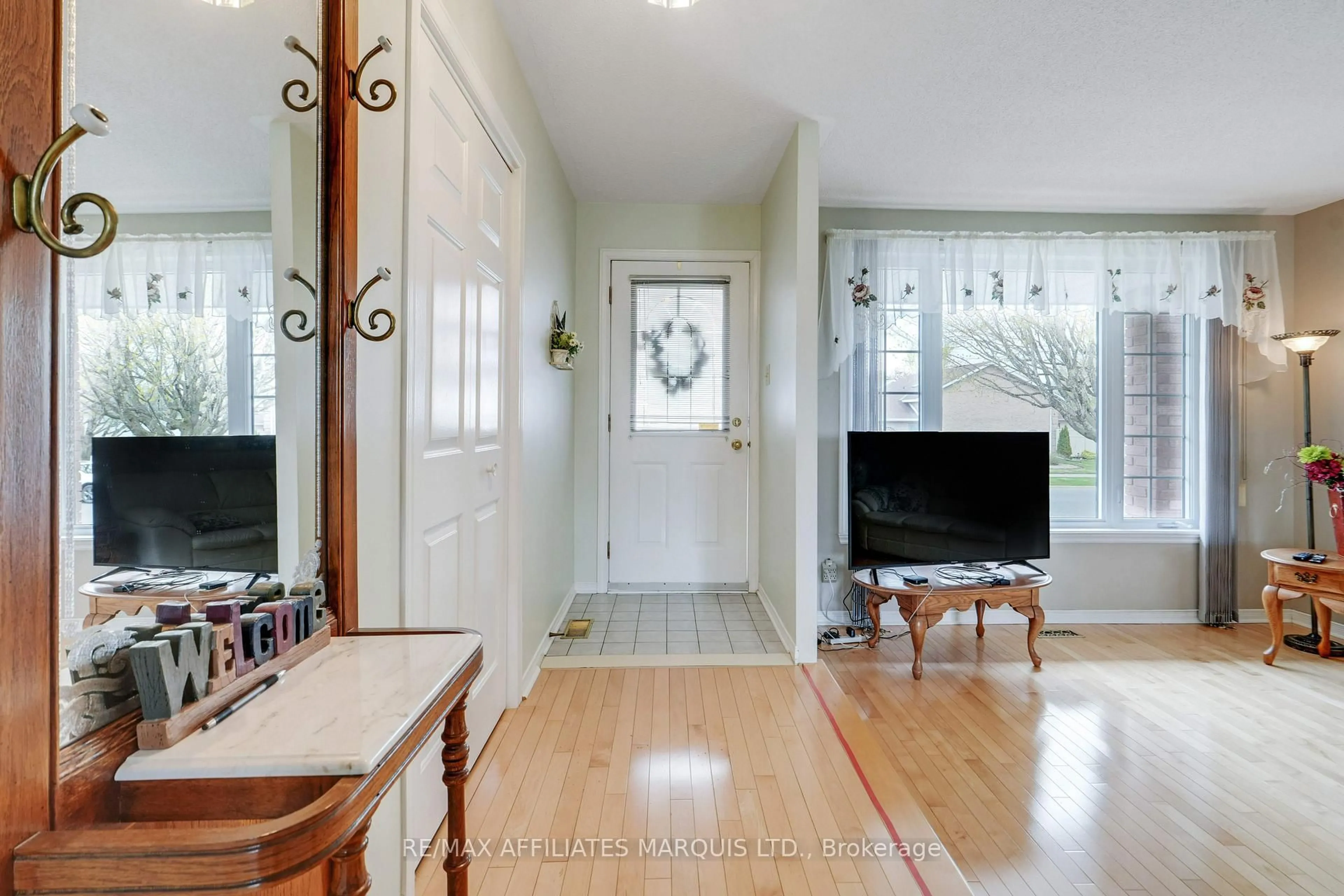 Indoor entryway for 297 Ivan Cres, Cornwall Ontario K6H 7C6