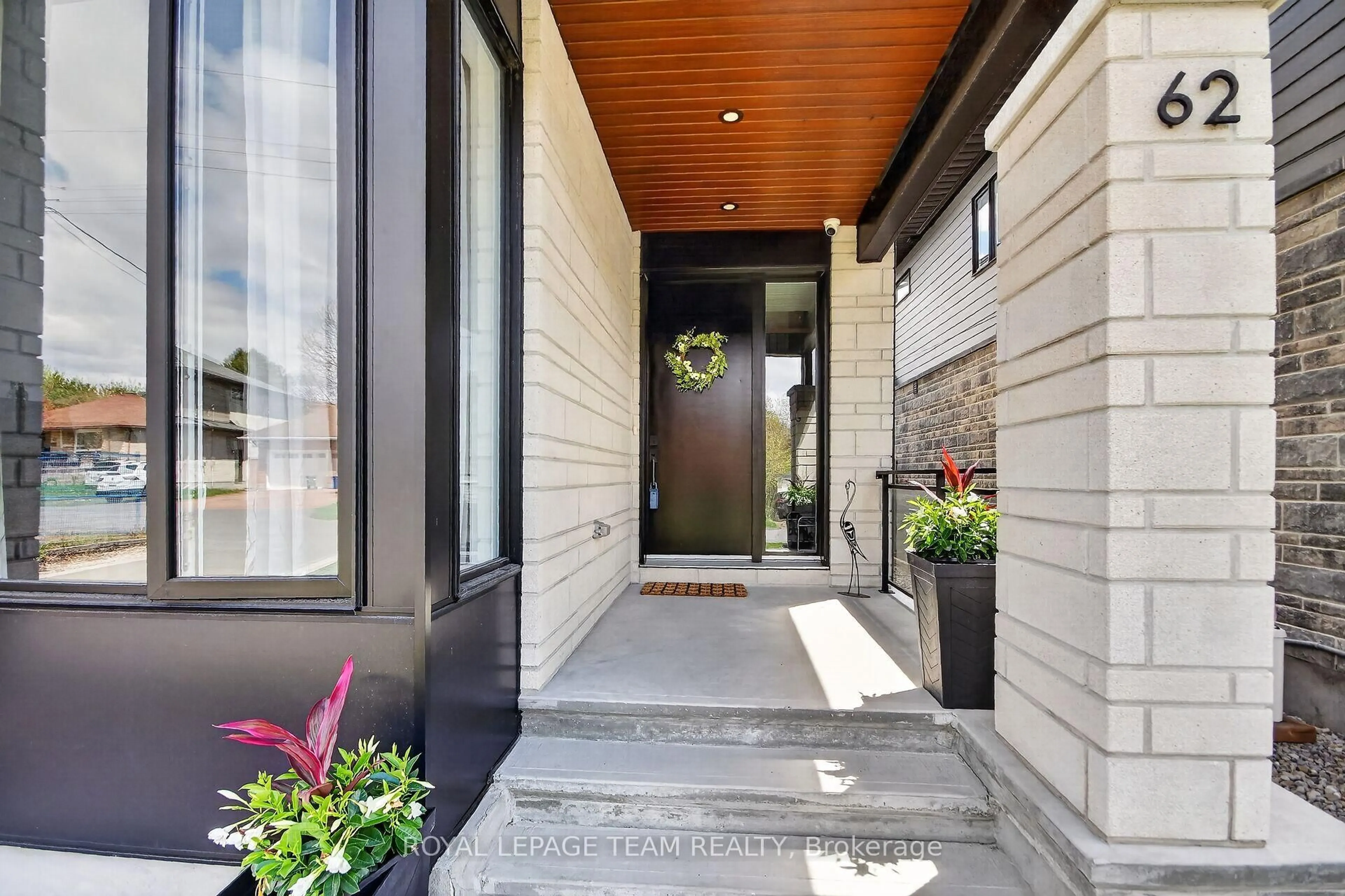 Indoor entryway for 62 Rossland Ave, Ottawa Ontario K2G 2K6