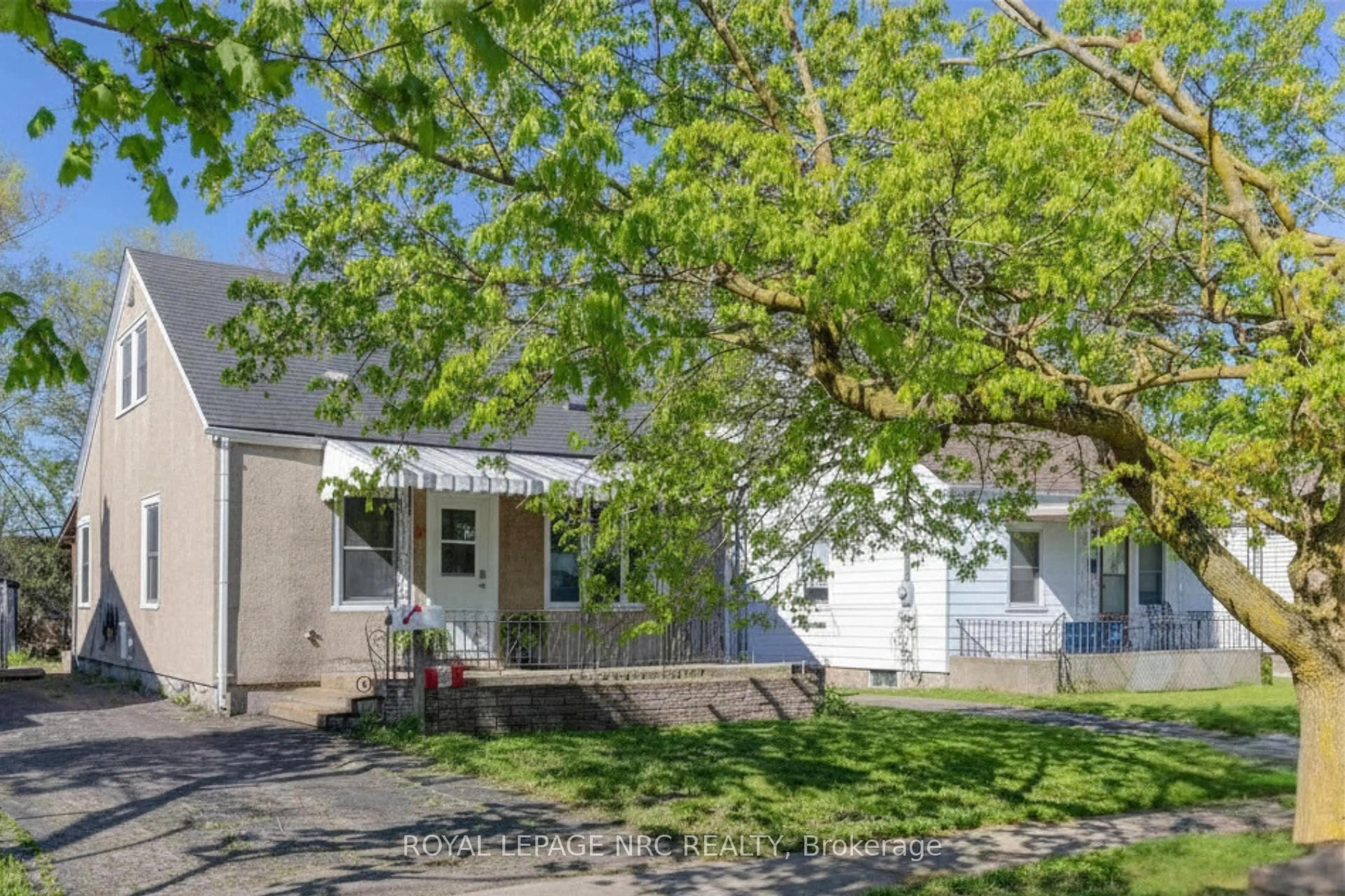 Home with vinyl exterior material, street for 41 Plymouth Ave, St. Catharines Ontario L2R 2X8