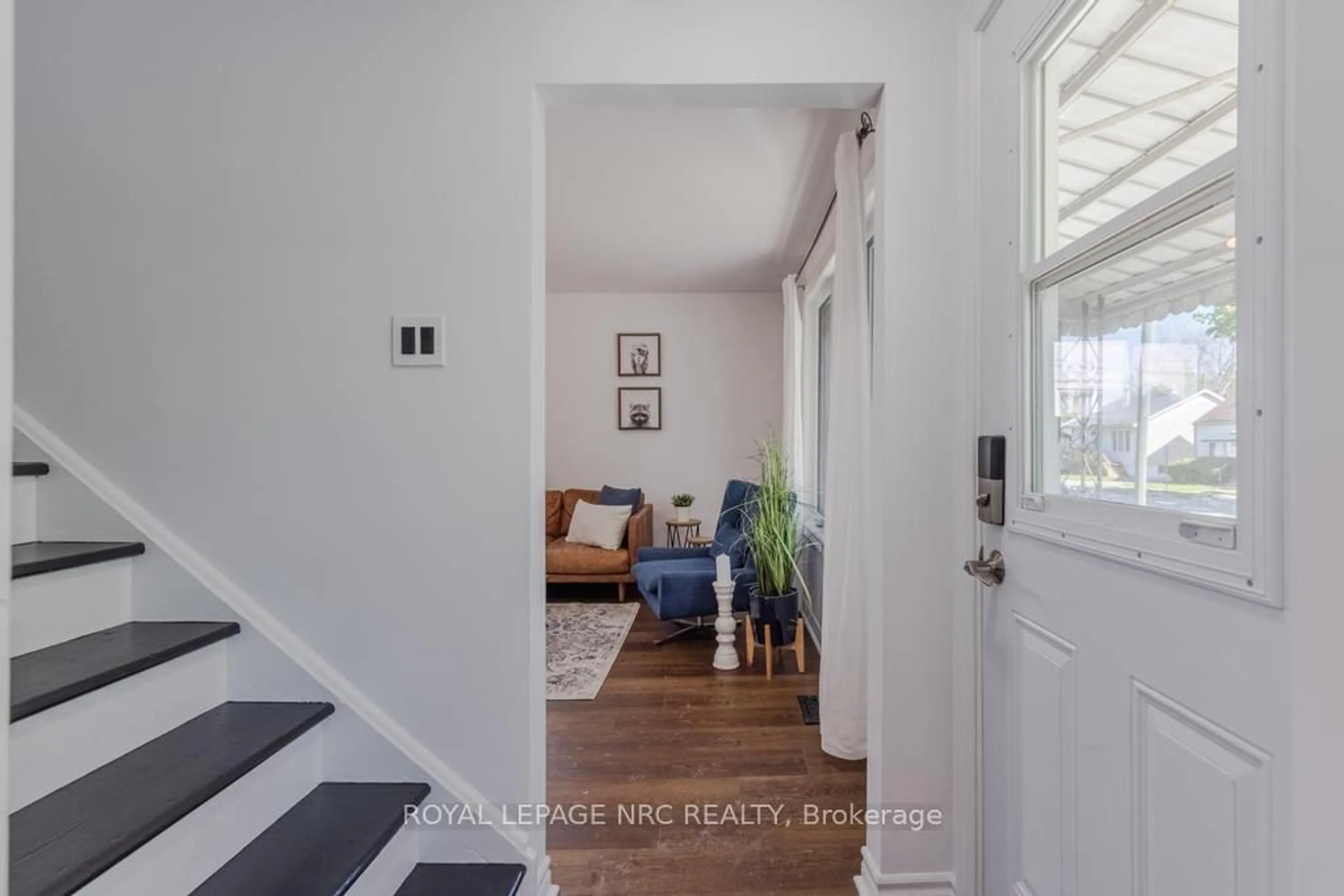 Indoor entryway for 41 Plymouth Ave, St. Catharines Ontario L2R 2X8