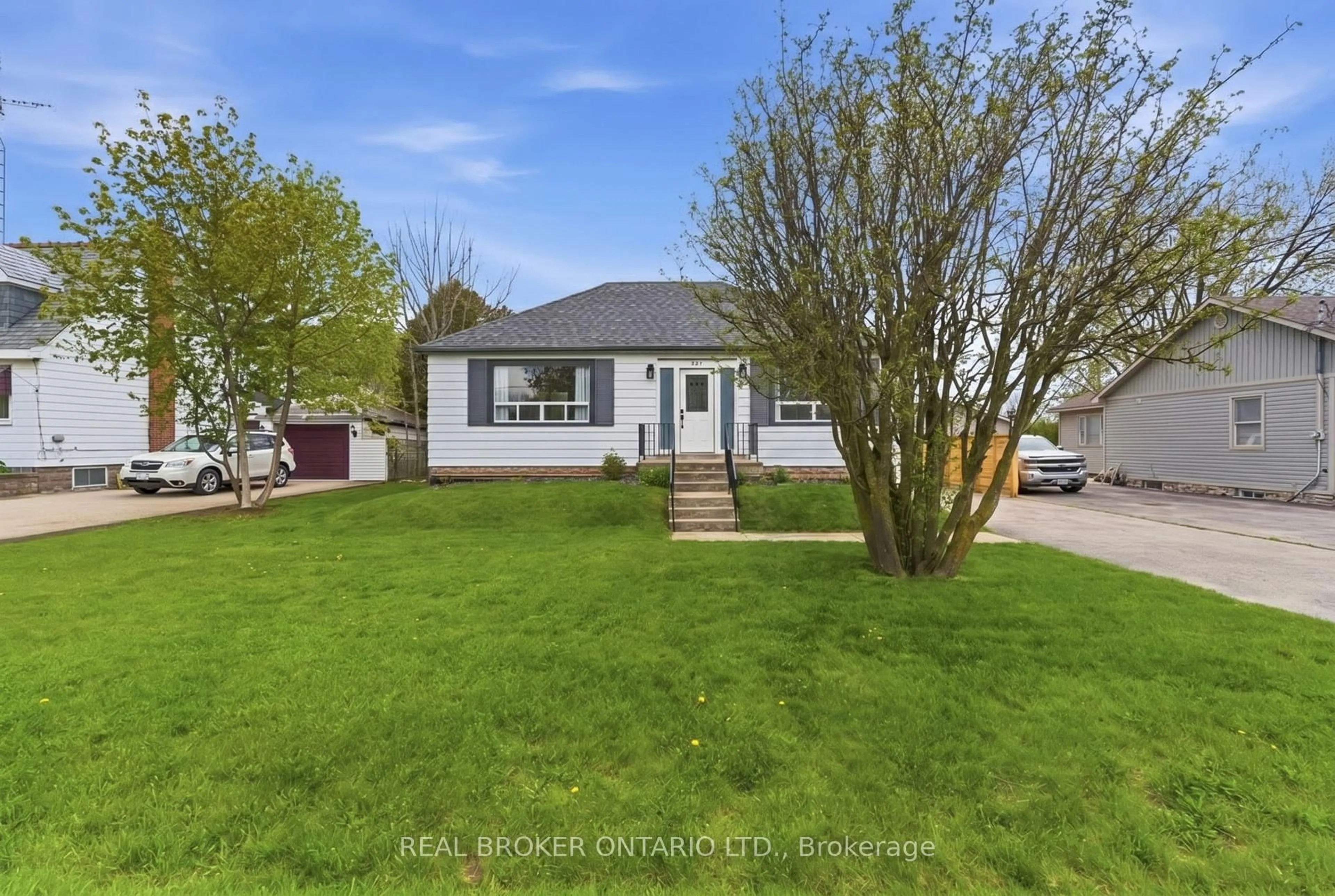 A pic from outside/outdoor area/front of a property/back of a property/a pic from drone, street for 101 Corman Ave, Hamilton Ontario L8G 3W3