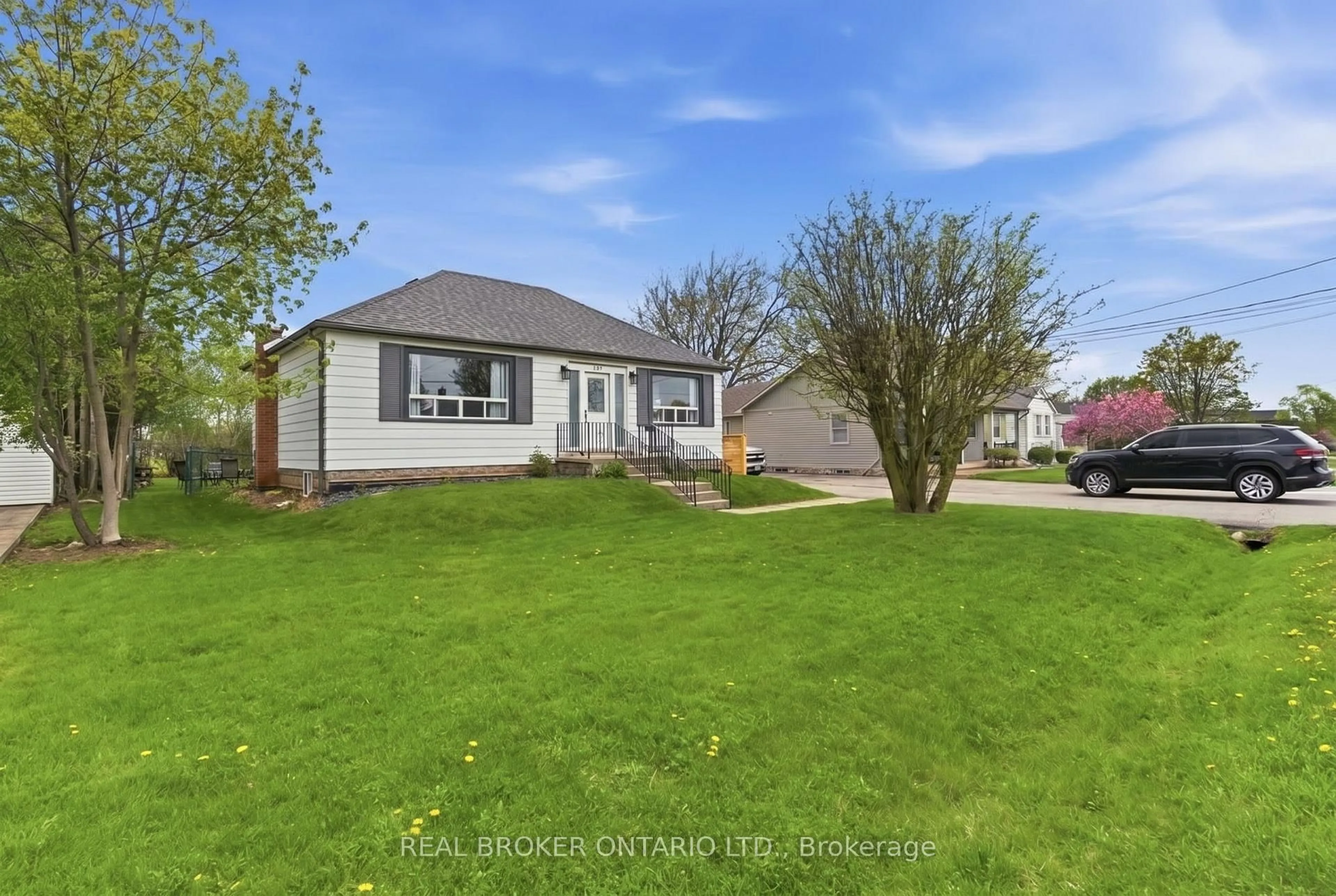 A pic from outside/outdoor area/front of a property/back of a property/a pic from drone, street for 101 Corman Ave, Hamilton Ontario L8G 3W3