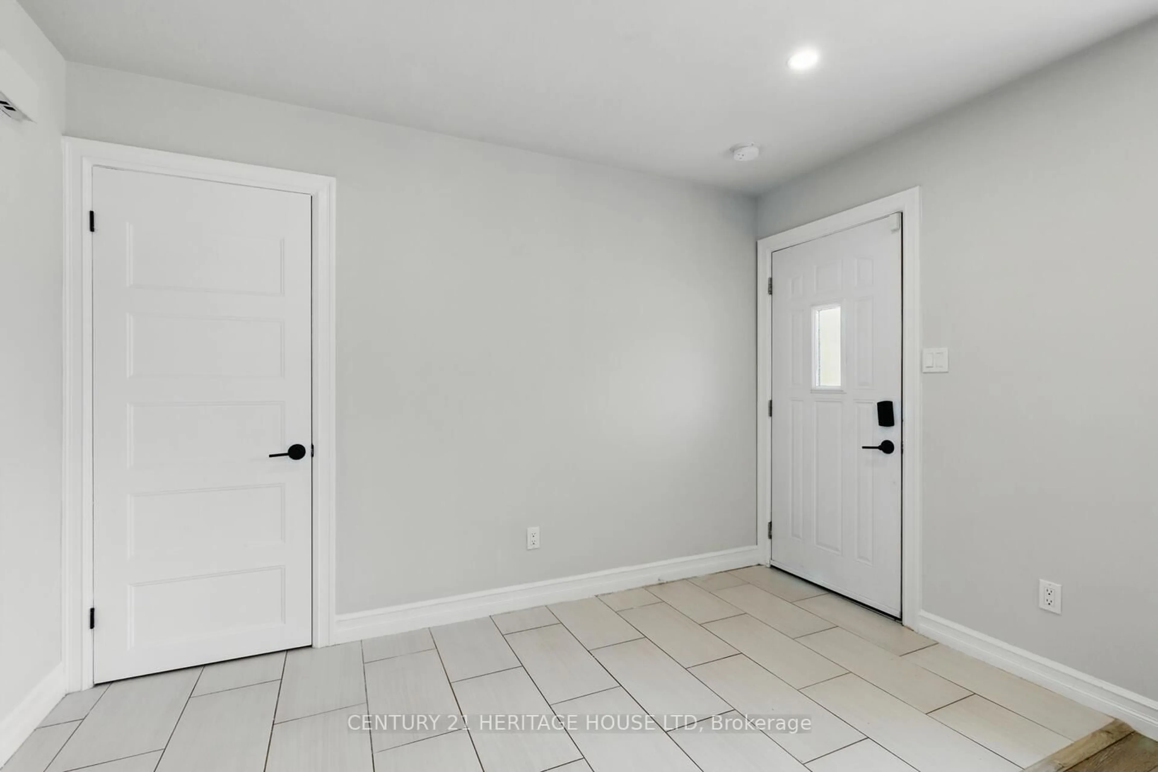 Indoor entryway for 57 VANBUSKIRK Dr, St. Thomas Ontario N5R 4Z3