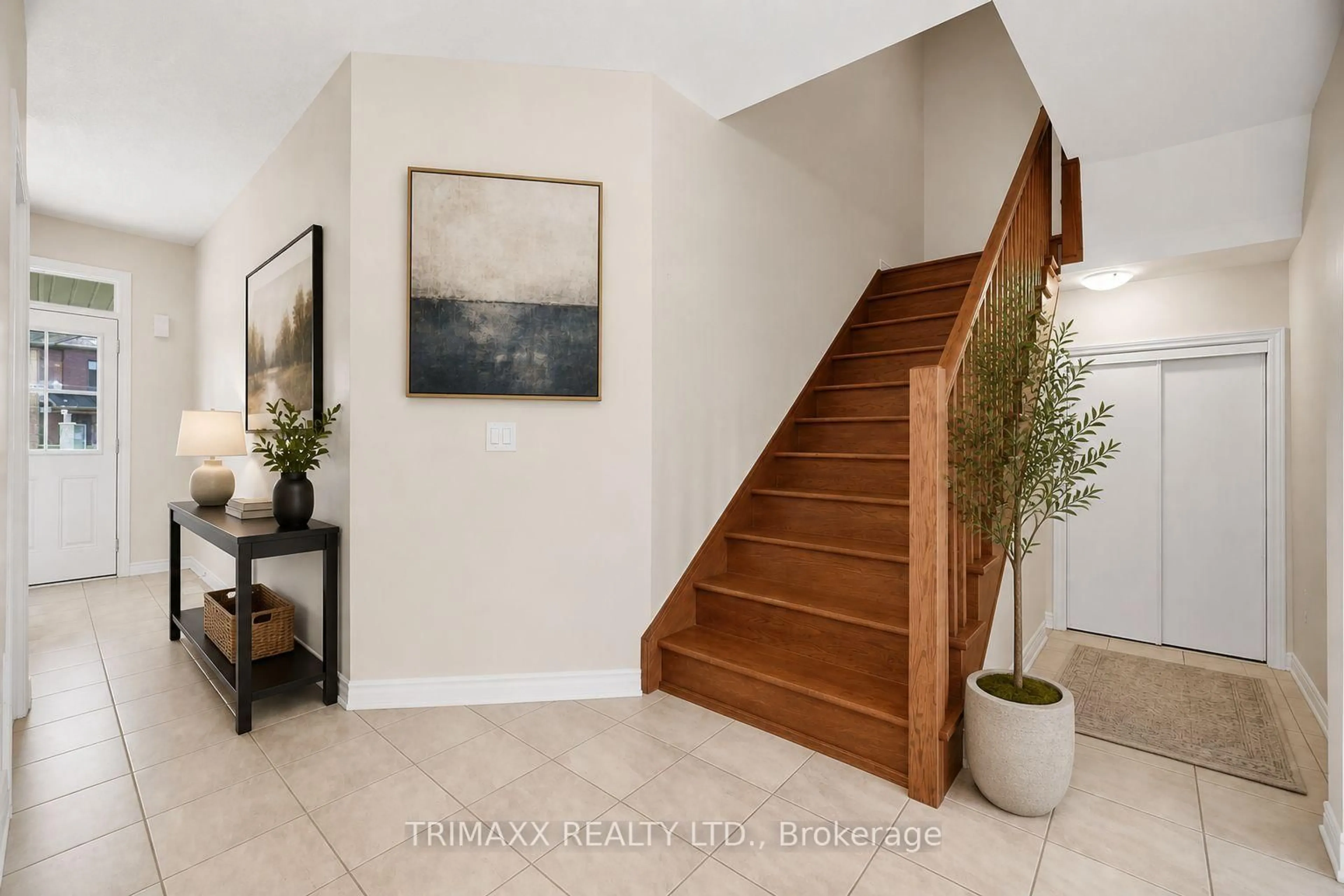 Indoor entryway for 275 Vanilla Tr, Thorold Ontario L2V 0L3