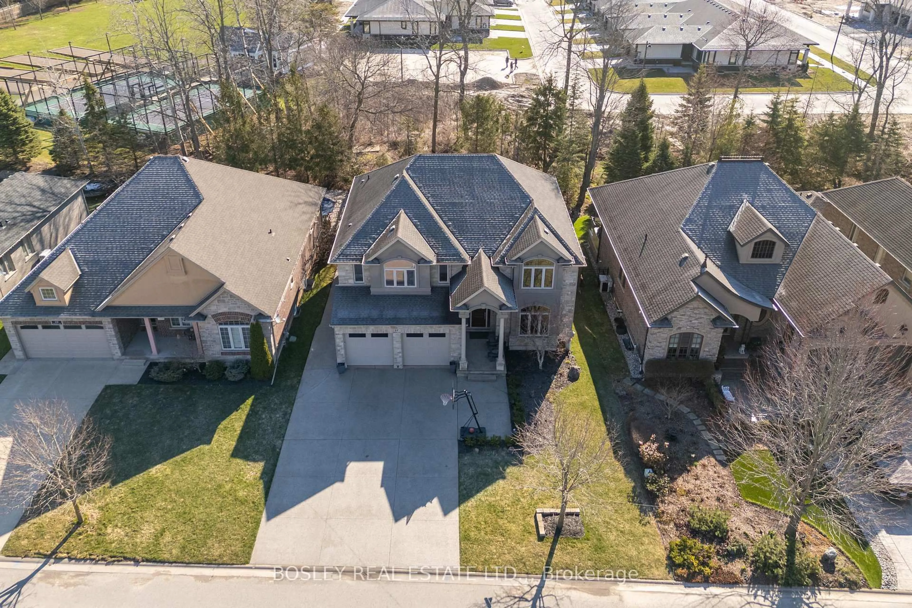 A pic from outside/outdoor area/front of a property/back of a property/a pic from drone, street for 17 Rhodes Crt, Pelham Ontario L0S 1E4