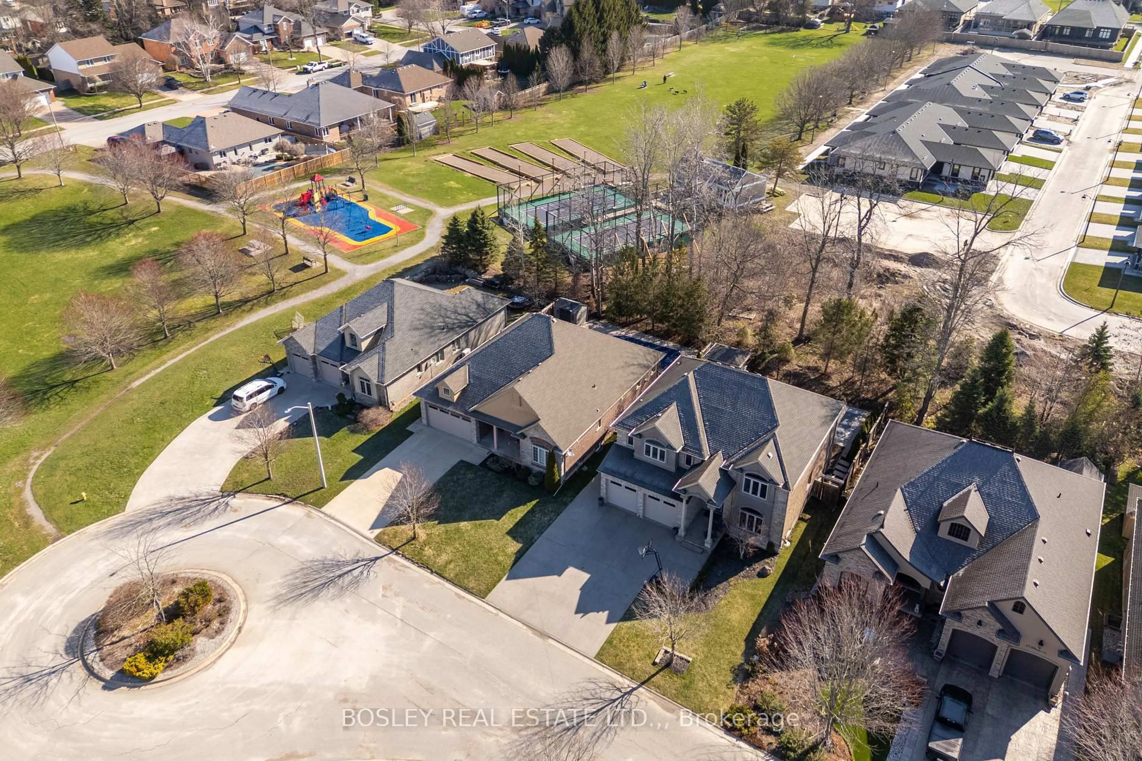 A pic from outside/outdoor area/front of a property/back of a property/a pic from drone, street for 17 Rhodes Crt, Pelham Ontario L0S 1E4