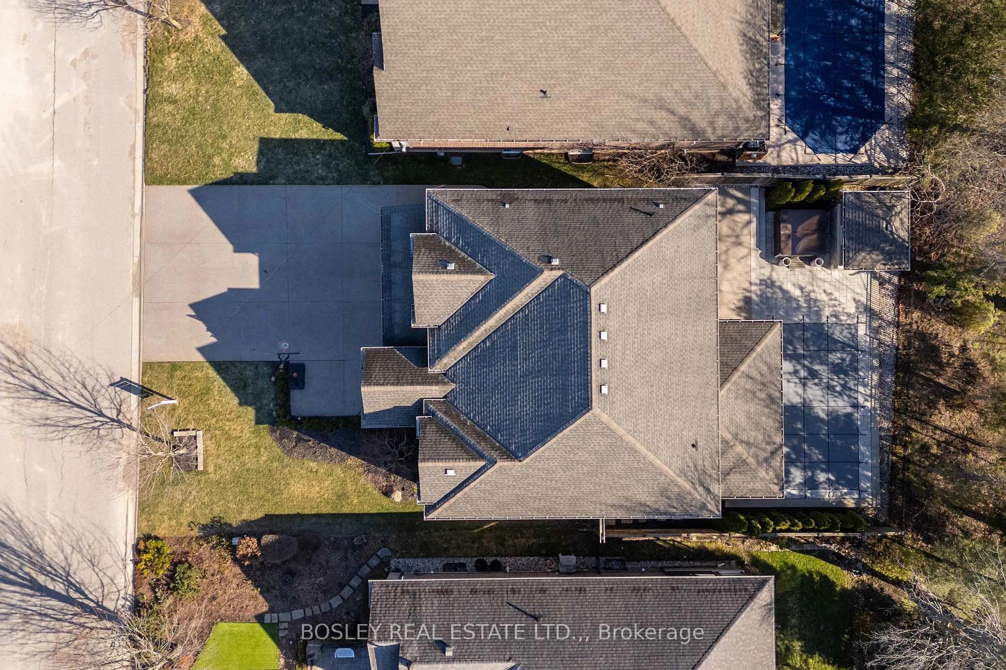 A pic from outside/outdoor area/front of a property/back of a property/a pic from drone, unknown for 17 Rhodes Crt, Pelham Ontario L0S 1E4
