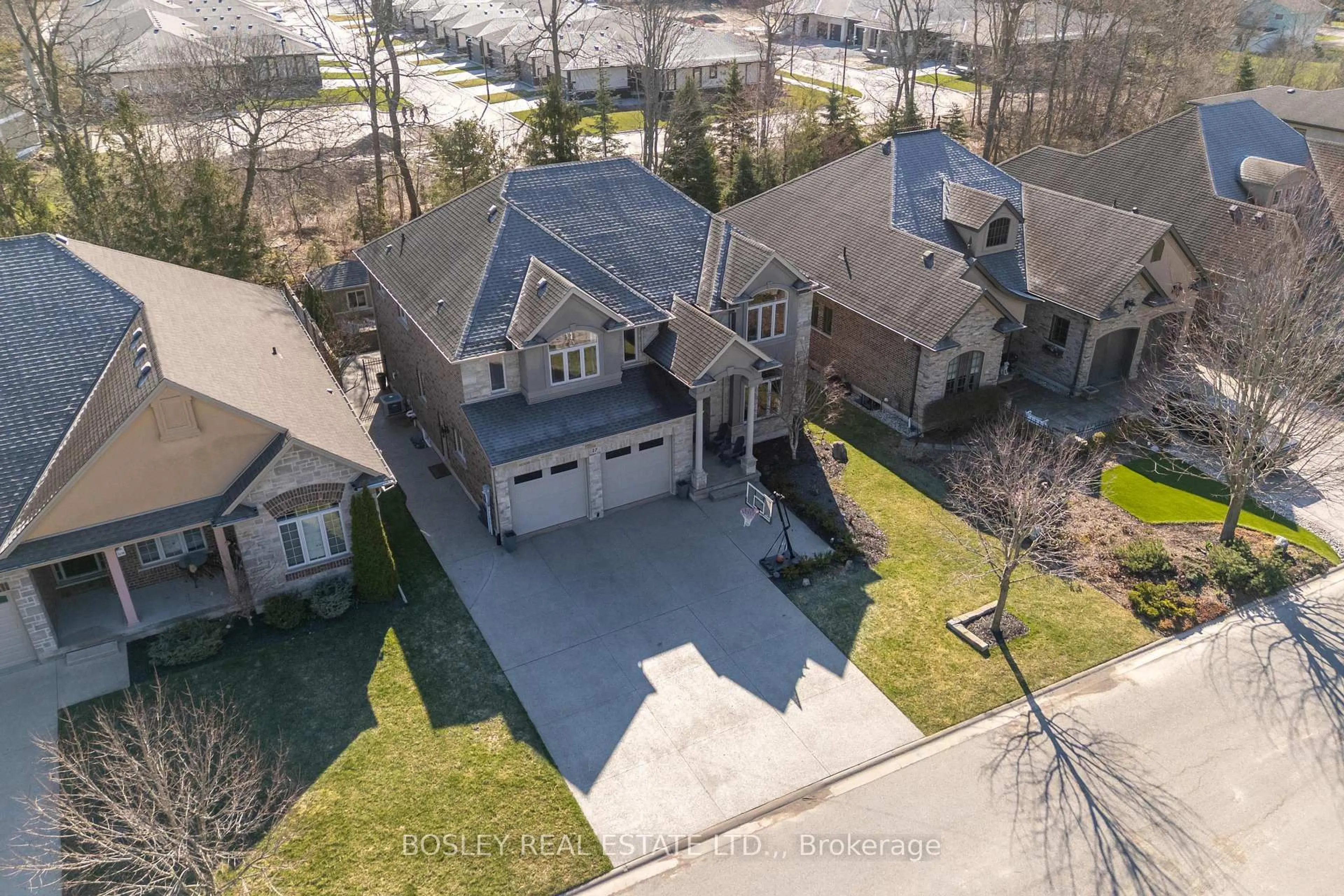 A pic from outside/outdoor area/front of a property/back of a property/a pic from drone, street for 17 Rhodes Crt, Pelham Ontario L0S 1E4