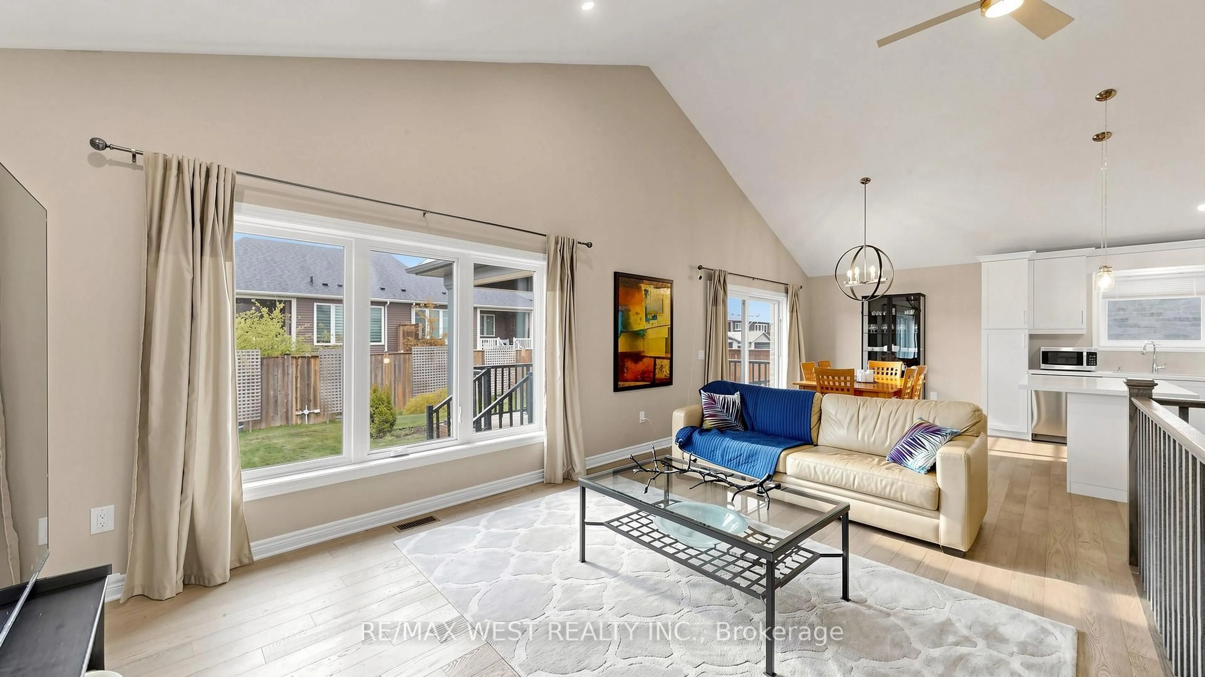 Living room with furniture, ceramic/tile floor for 20 Secord St, Thorold Ontario L2V 0E9