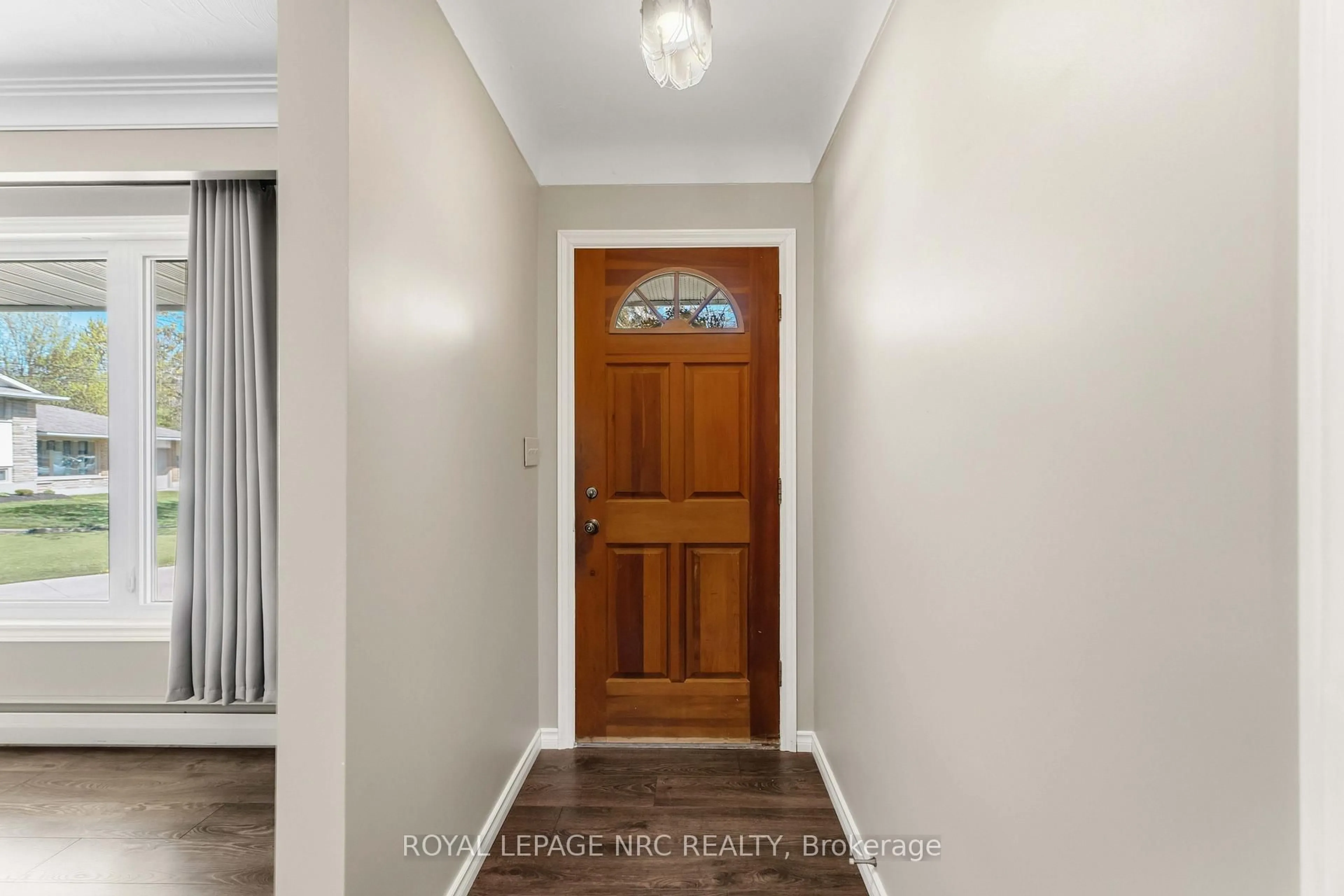 Indoor entryway for 4485 Queensway Cres, Niagara Falls Ontario L2E 5R5