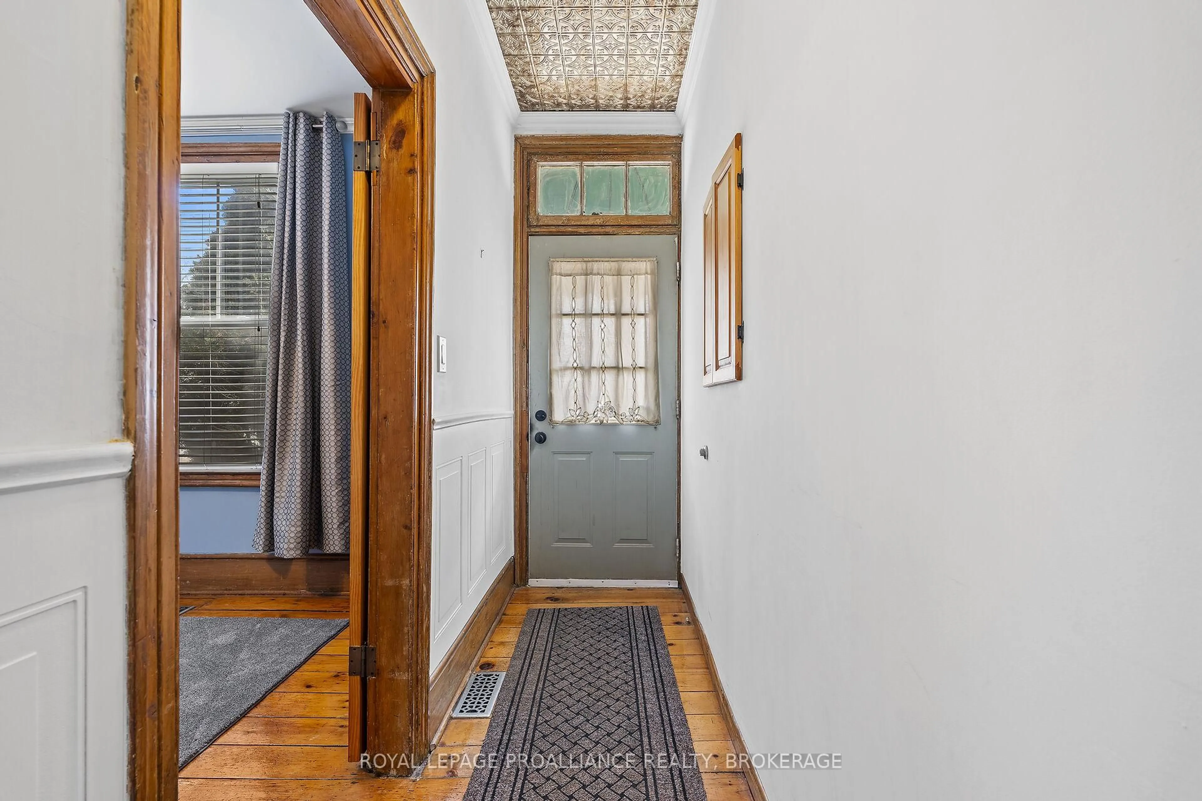 Indoor foyer for 270 Wellington St, Kingston Ontario K7K 2Z1