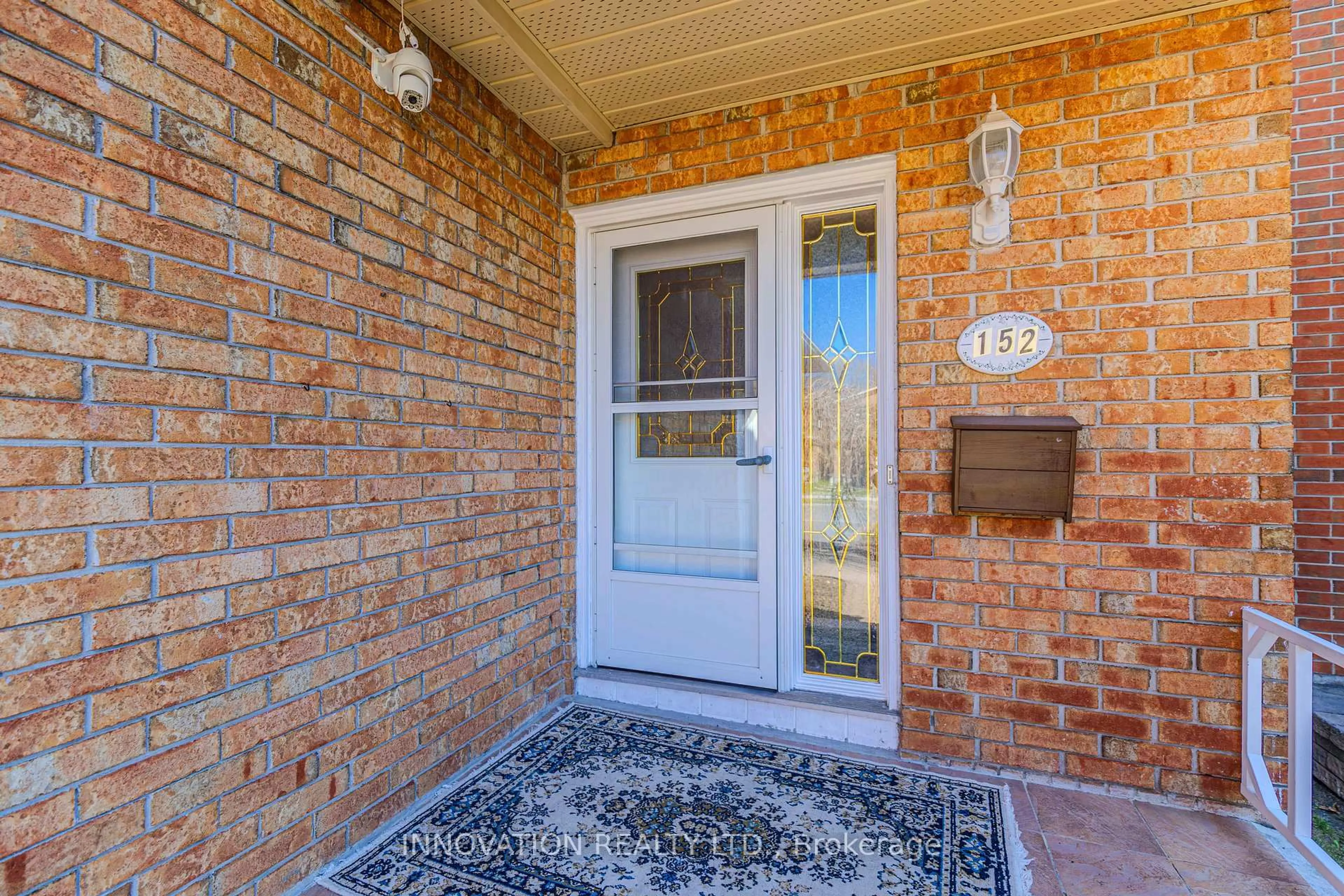 Indoor entryway for 152 McCurdy Dr, Ottawa Ontario K2L 2Z6