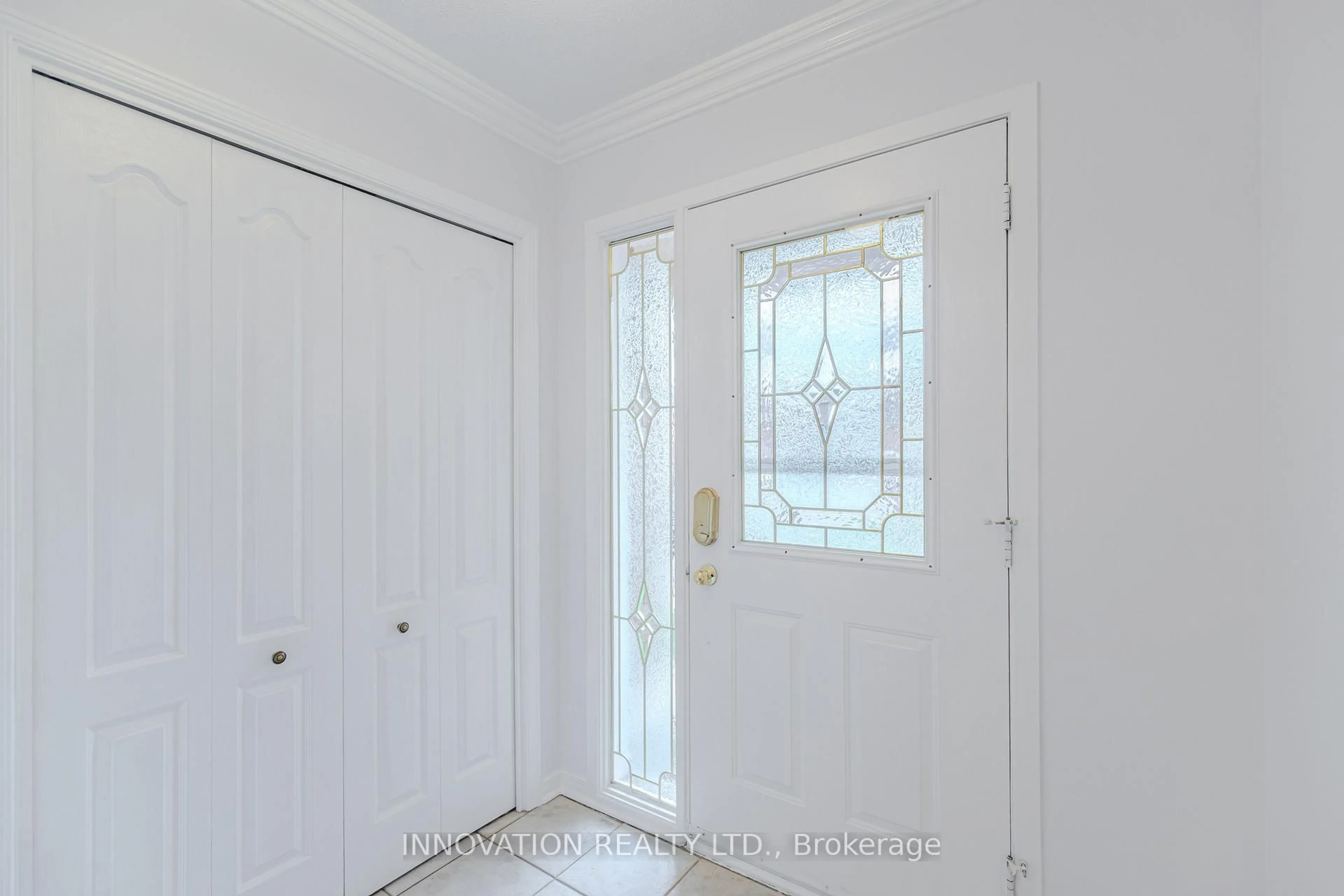 Indoor entryway for 152 McCurdy Dr, Ottawa Ontario K2L 2Z6