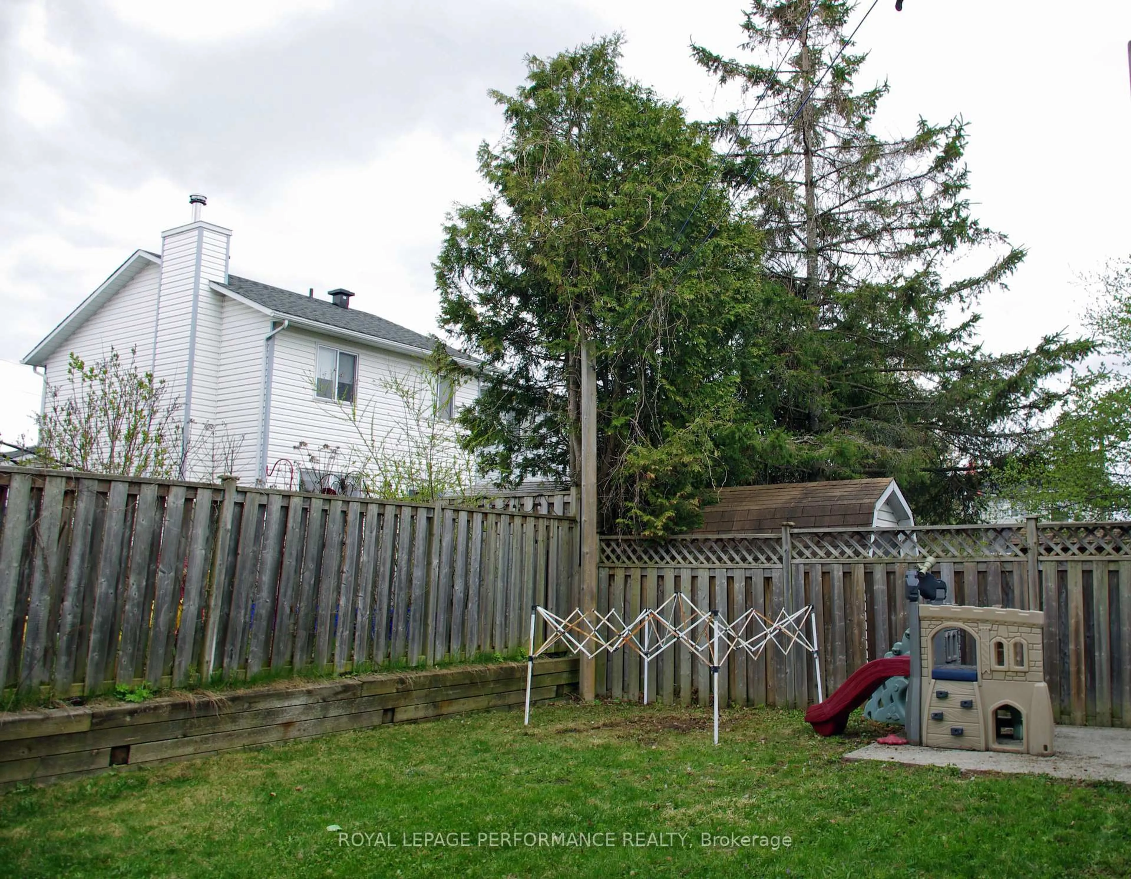 A pic from outside/outdoor area/front of a property/back of a property/a pic from drone, street for 76 Lemaistre St, Carleton Place Ontario K7C 4K4