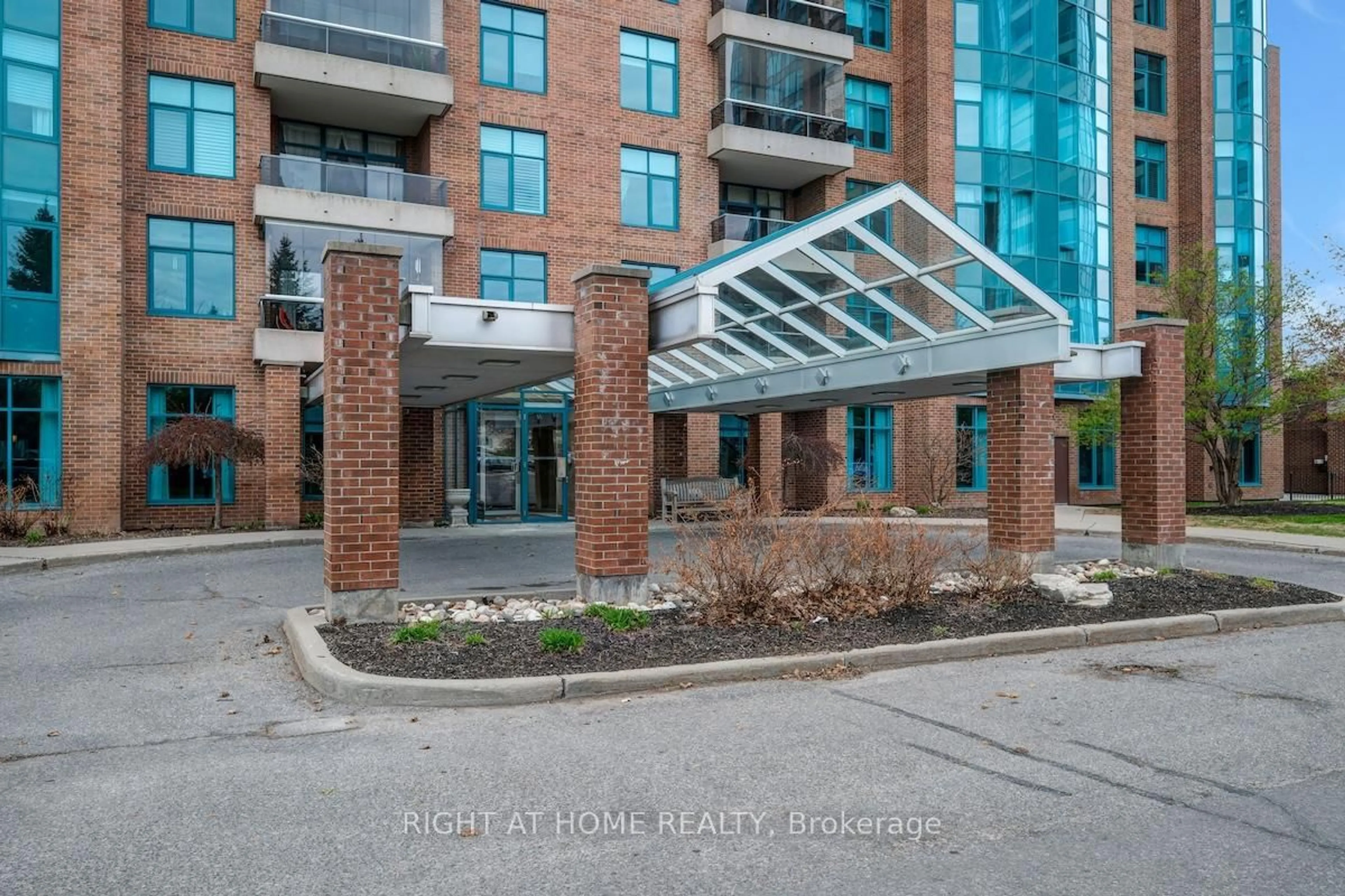 Indoor foyer for 3590 Rivergate Way #904, Ottawa Ontario K1V 1V6