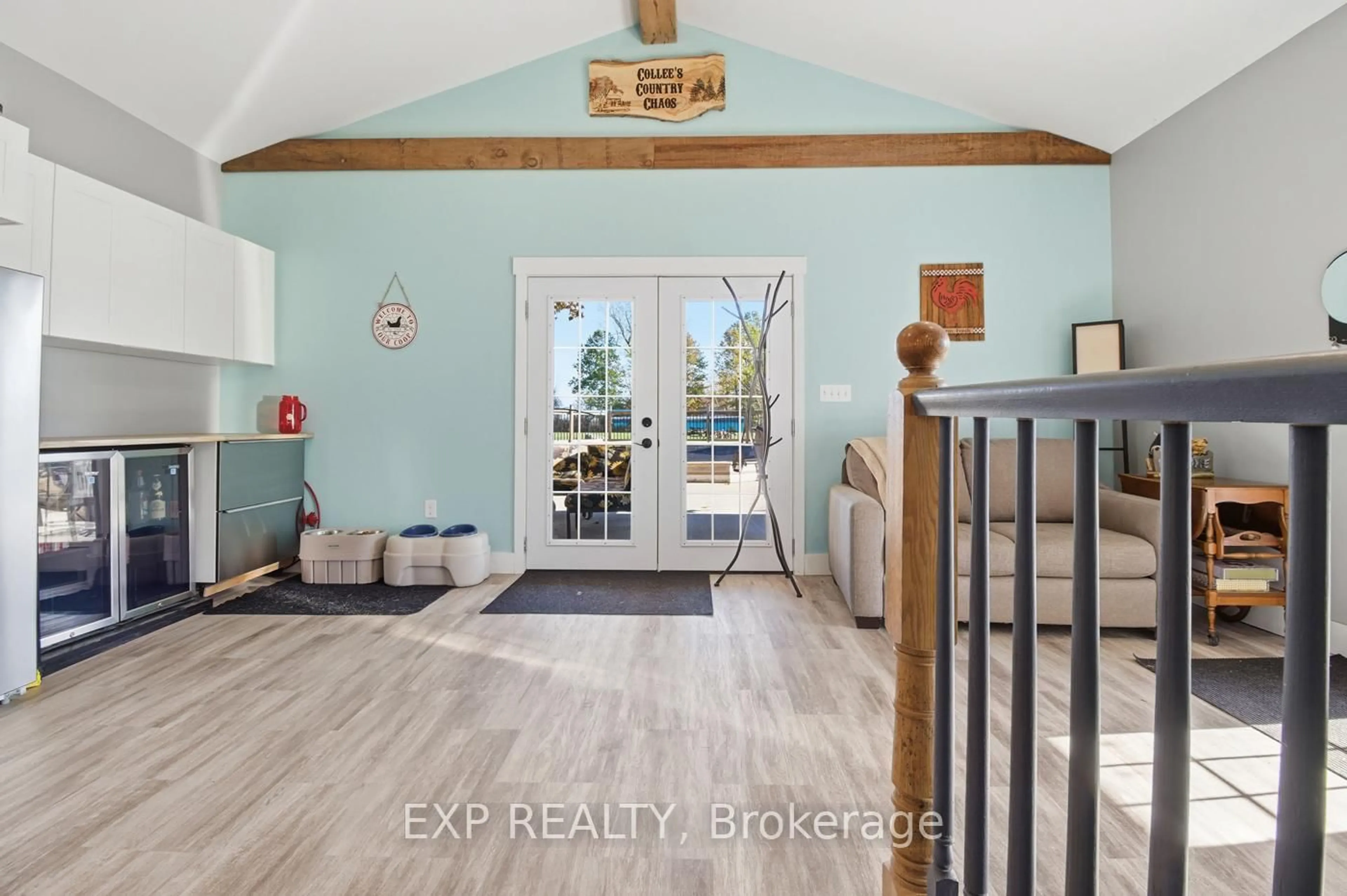 Indoor entryway for 9043 Ridge Rd, Niagara Falls Ontario L3B 5N7