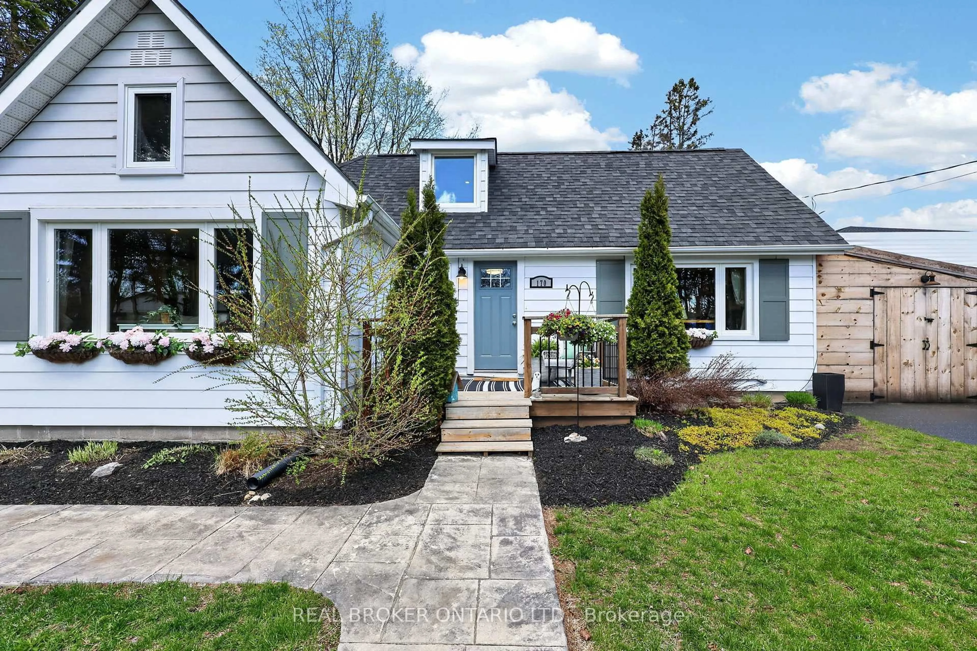 Home with vinyl exterior material, street for 170 George St, Gravenhurst Ontario P1P 1E7