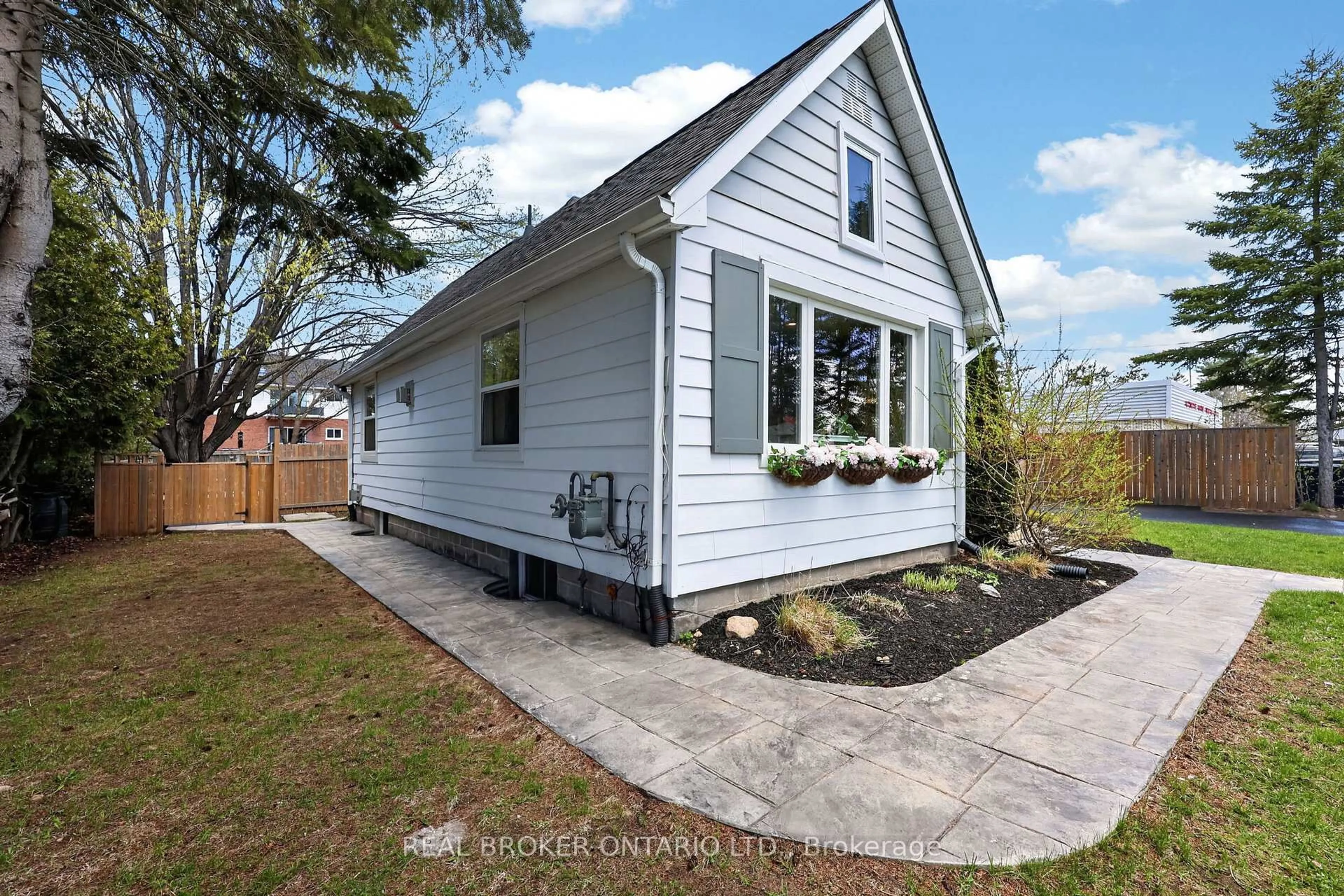 Home with vinyl exterior material, street for 170 George St, Gravenhurst Ontario P1P 1E7
