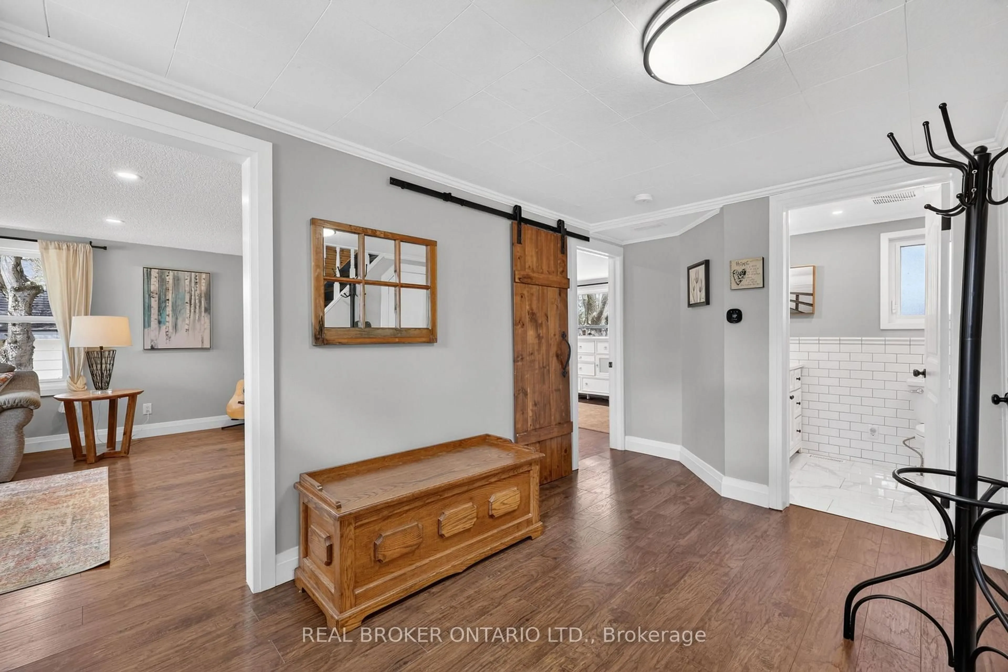 Indoor entryway for 170 George St, Gravenhurst Ontario P1P 1E7
